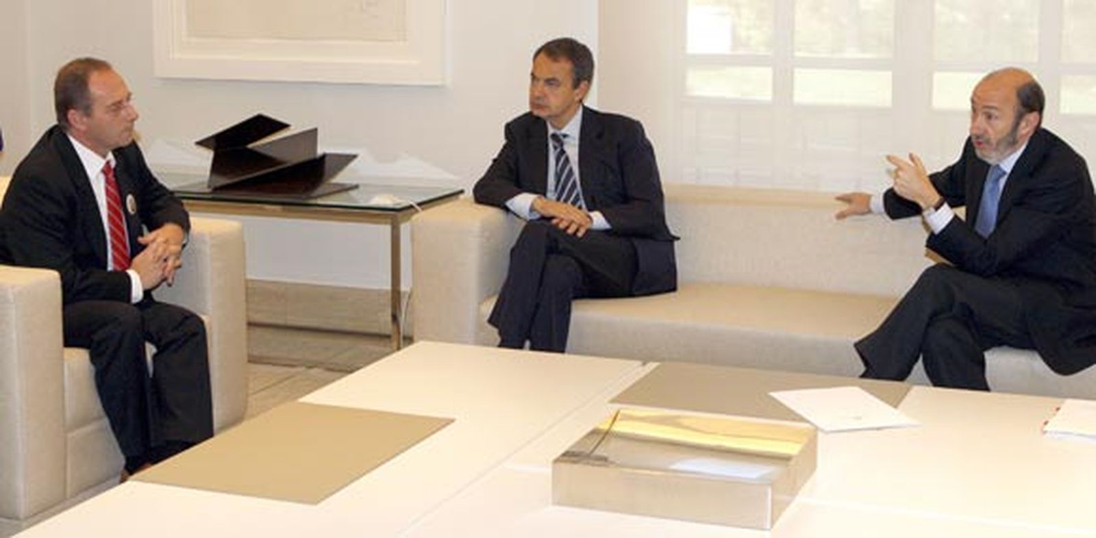 Zapatero traslada al padre de Marta que apuesta por el cumplimiento íntegro de las penas