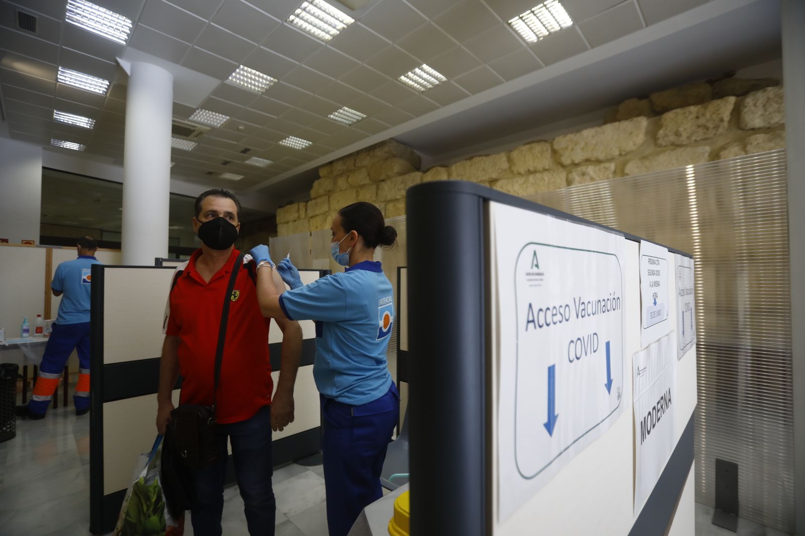 La vacunación contra el coronavirus en el Ayuntamiento de Córdoba, en imágenes