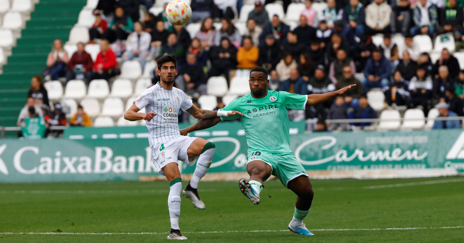 José Manuel Calderón pugna por el balón con Kawaya en el Córdoba CF - Cultural Leonesa.