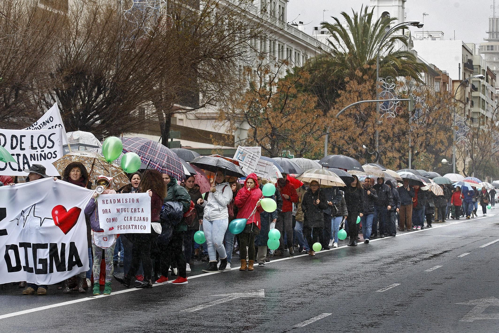 La manifestación de los padres estuvo marcada por la lluvia.