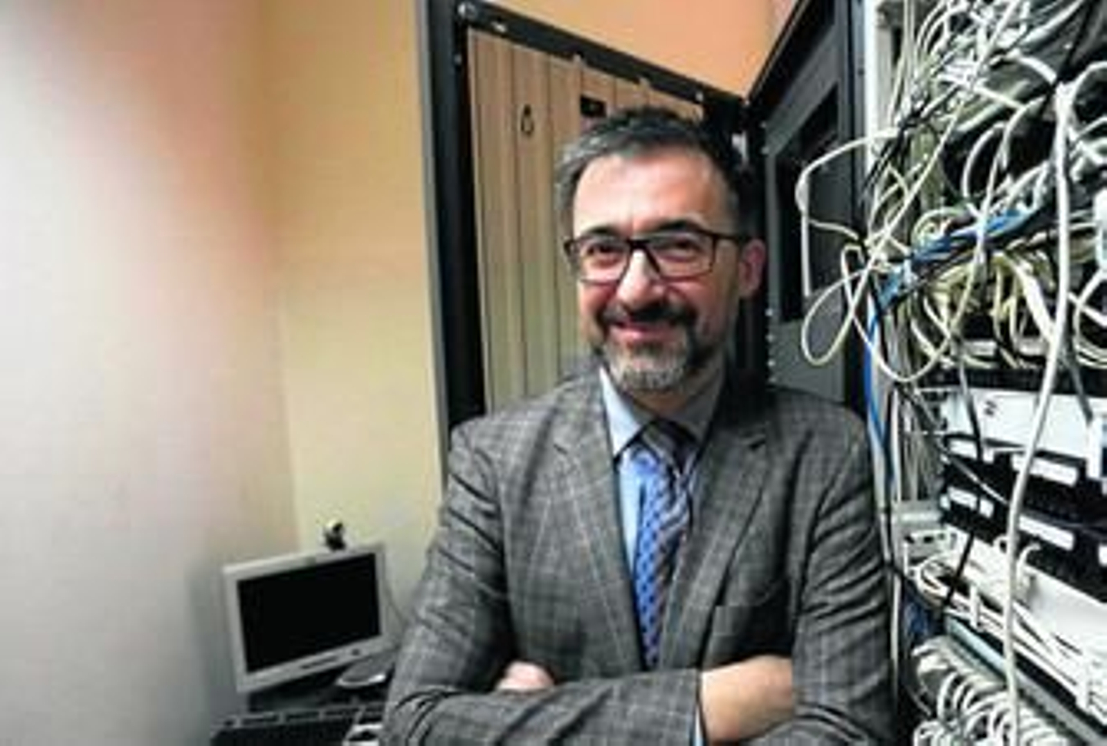 Gutiérrez-Rubí, ayer, posa junto al servidor de comunicaciones del periódico.