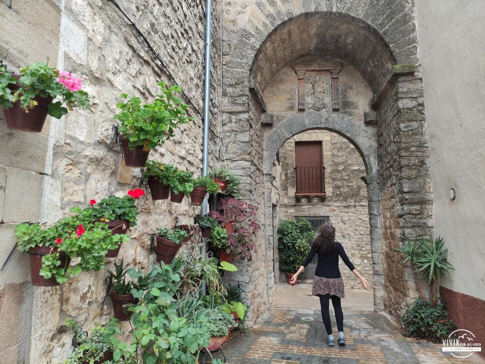 Paseo por el barrio antiguo de Iznatoraf, entre arcos, piedra y macetas floridas.
