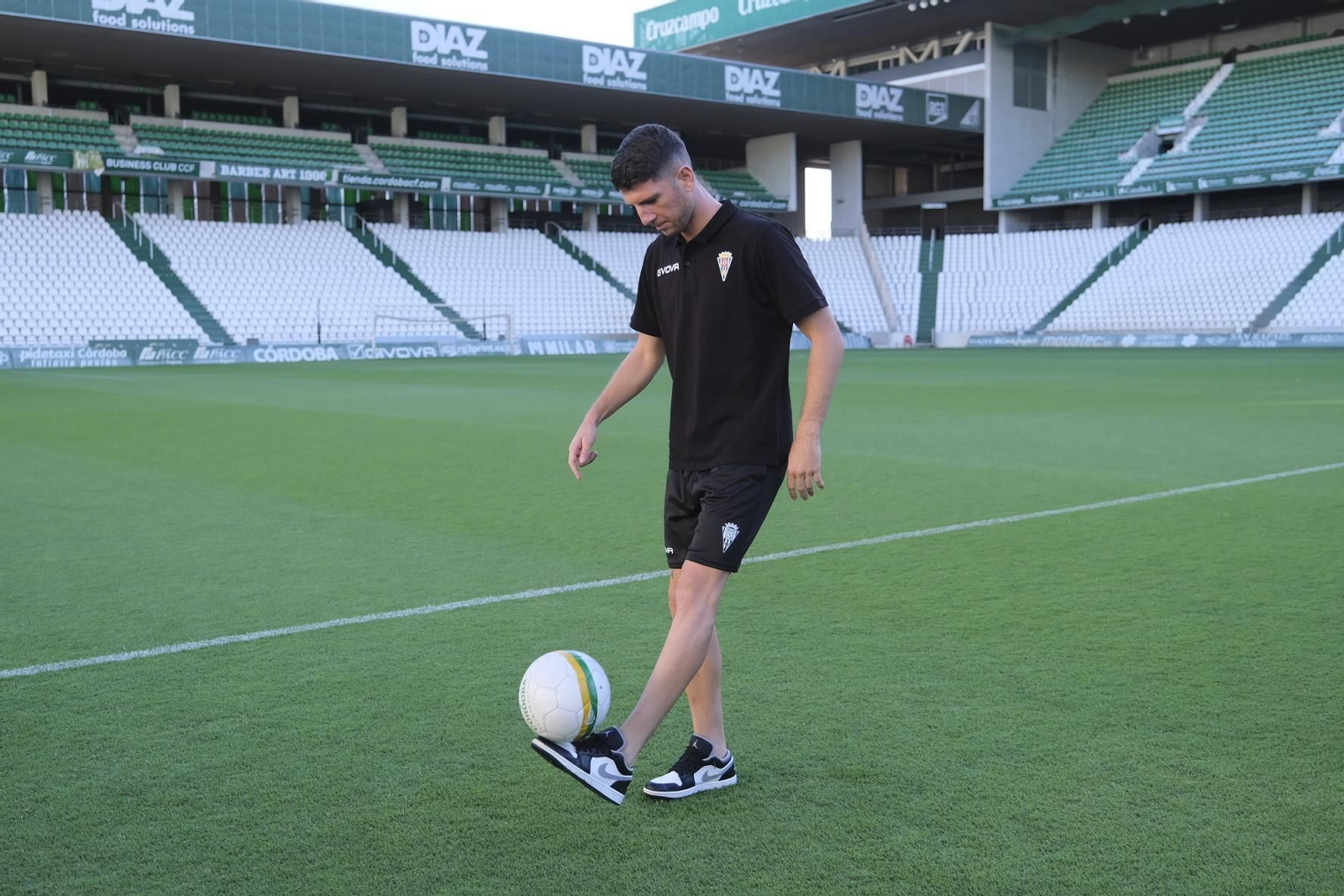 La presentación de Alberto Toril como nuevo jugador del Córdoba CF, en imágenes