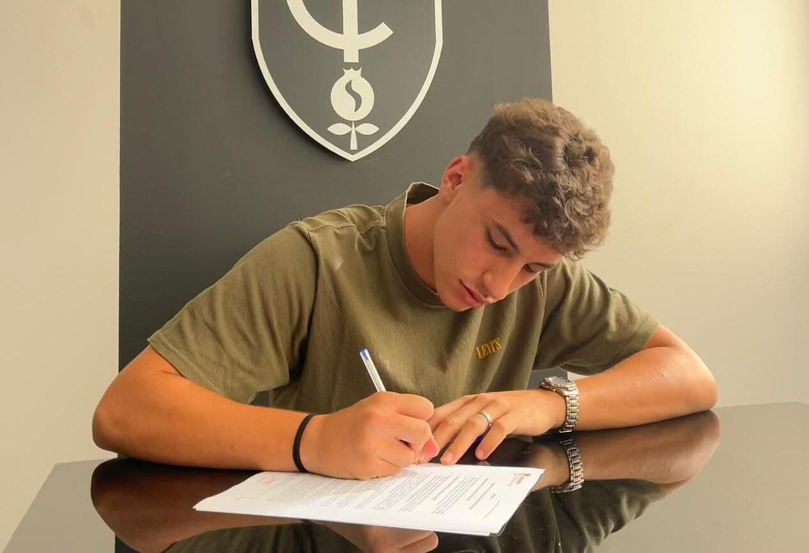 Hugo Martínez ya ha firmado su contrato con el Granada.