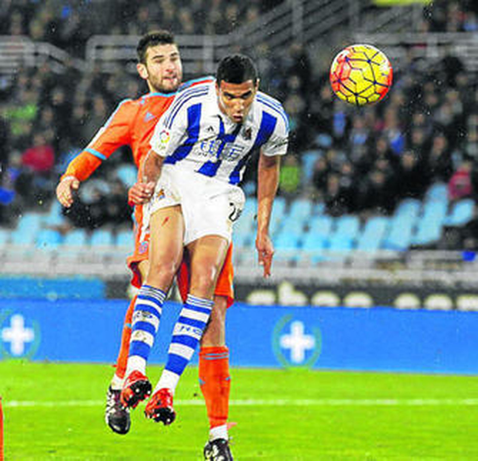 El realista Jonathas remata de cabeza para lograr el 2-0.