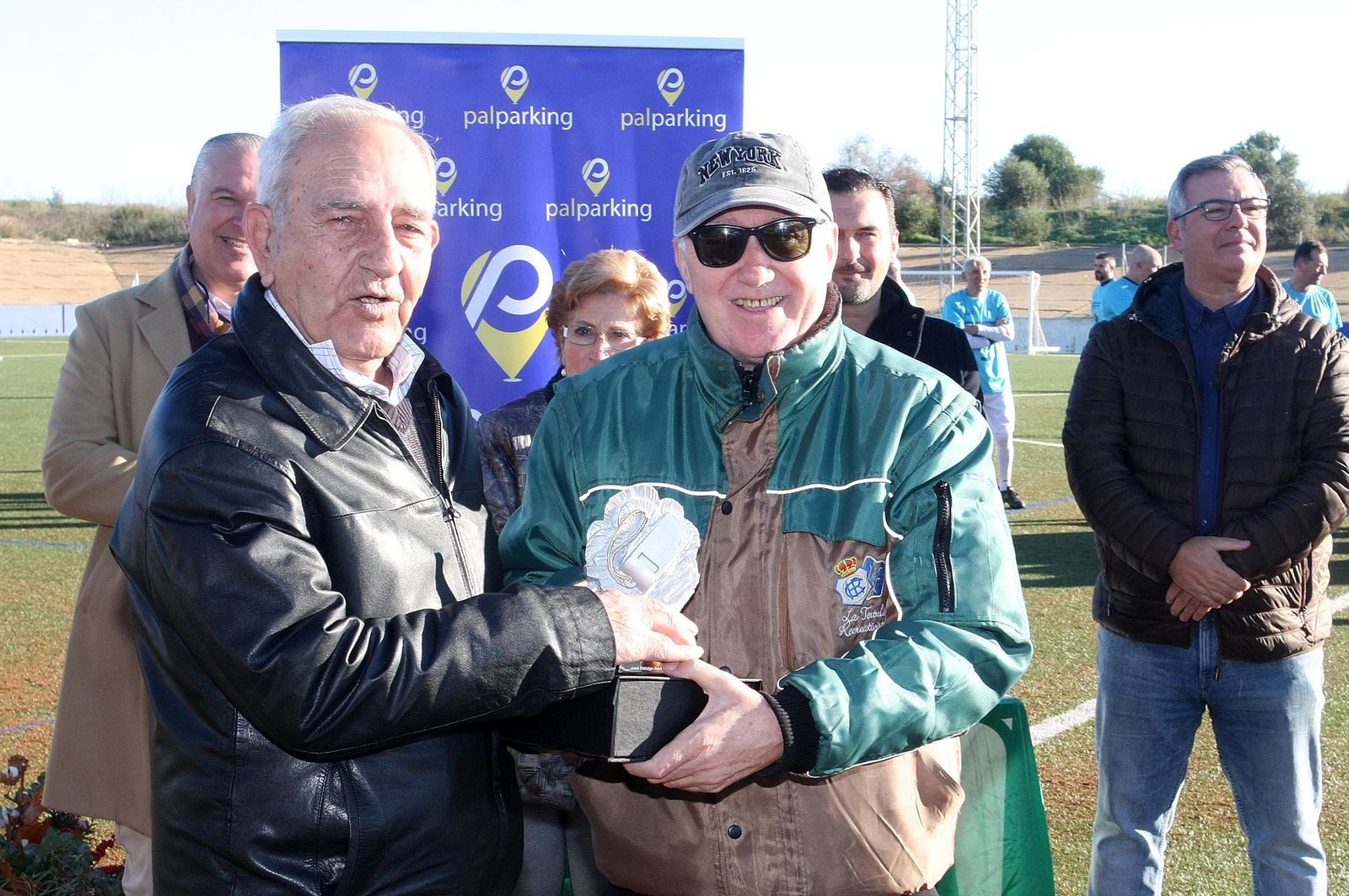 Imágenes del partido homenaje a los árbitros históricos de fútbol de Huelva