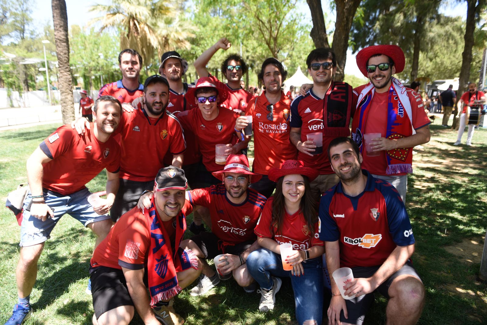 Búscate en la galería gráfica de las aficiones de Osasuna y Real Madrid en Sevilla