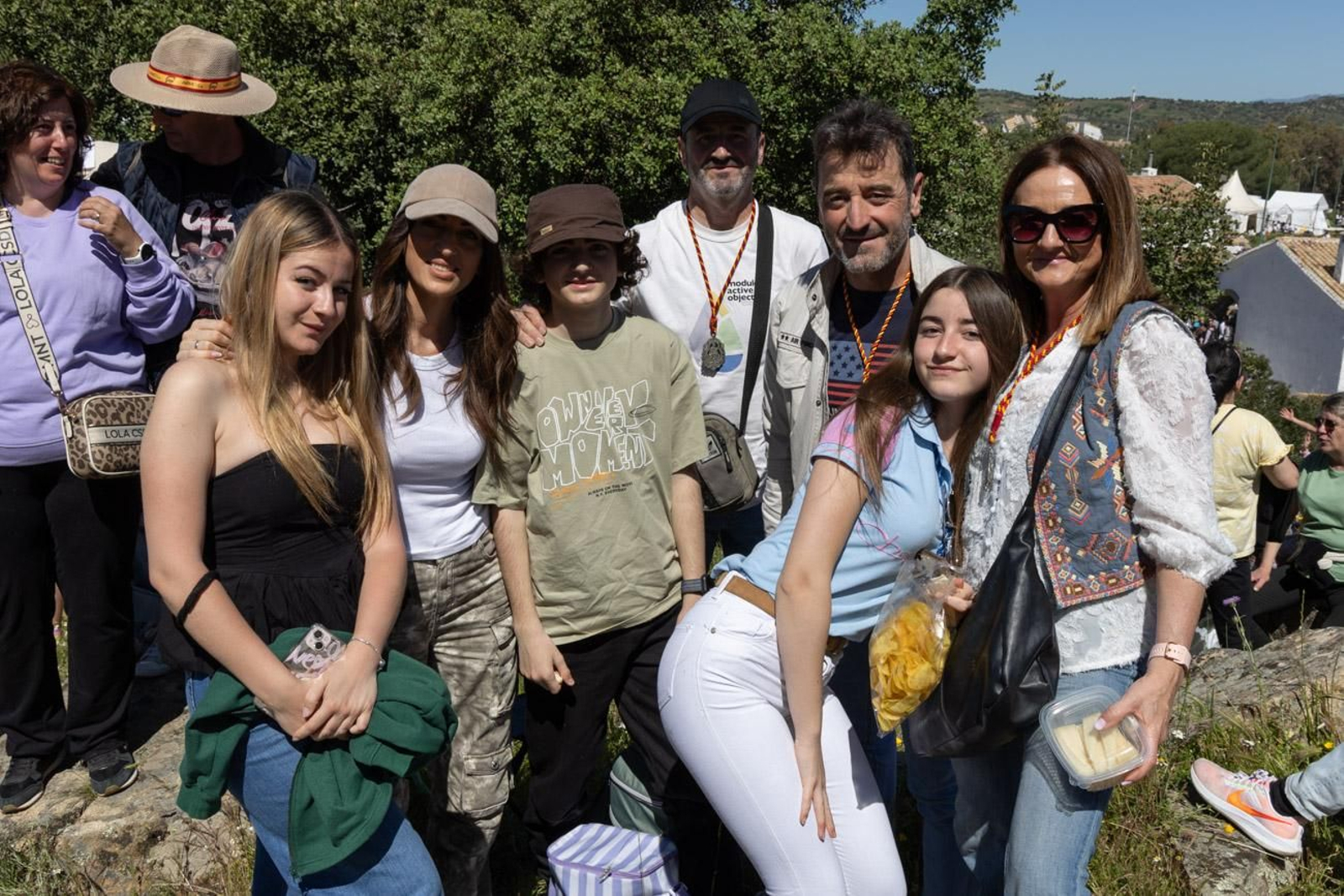Miles de romeros acuden al encuentro de la Virgen de la Cabeza en su romería