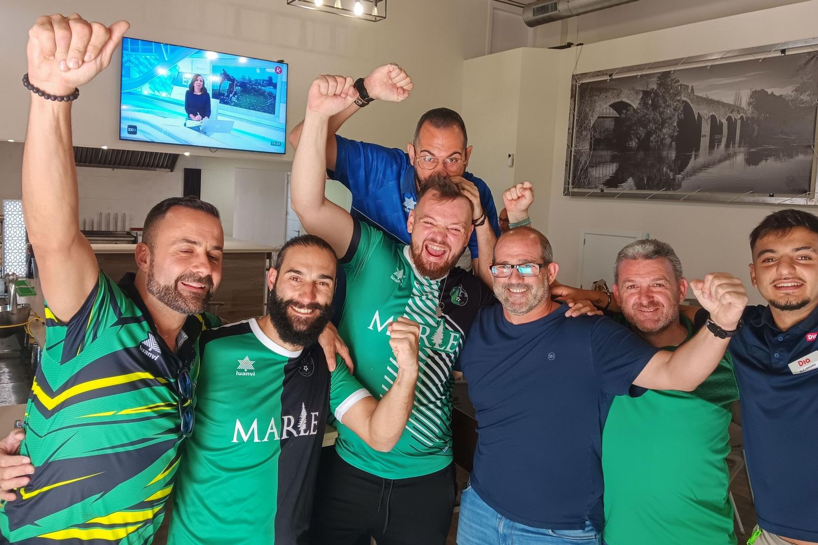 Jugadores y directiva del CD Gévora celebran su emparejamiento en la primera ronda de la Copa del Rey.