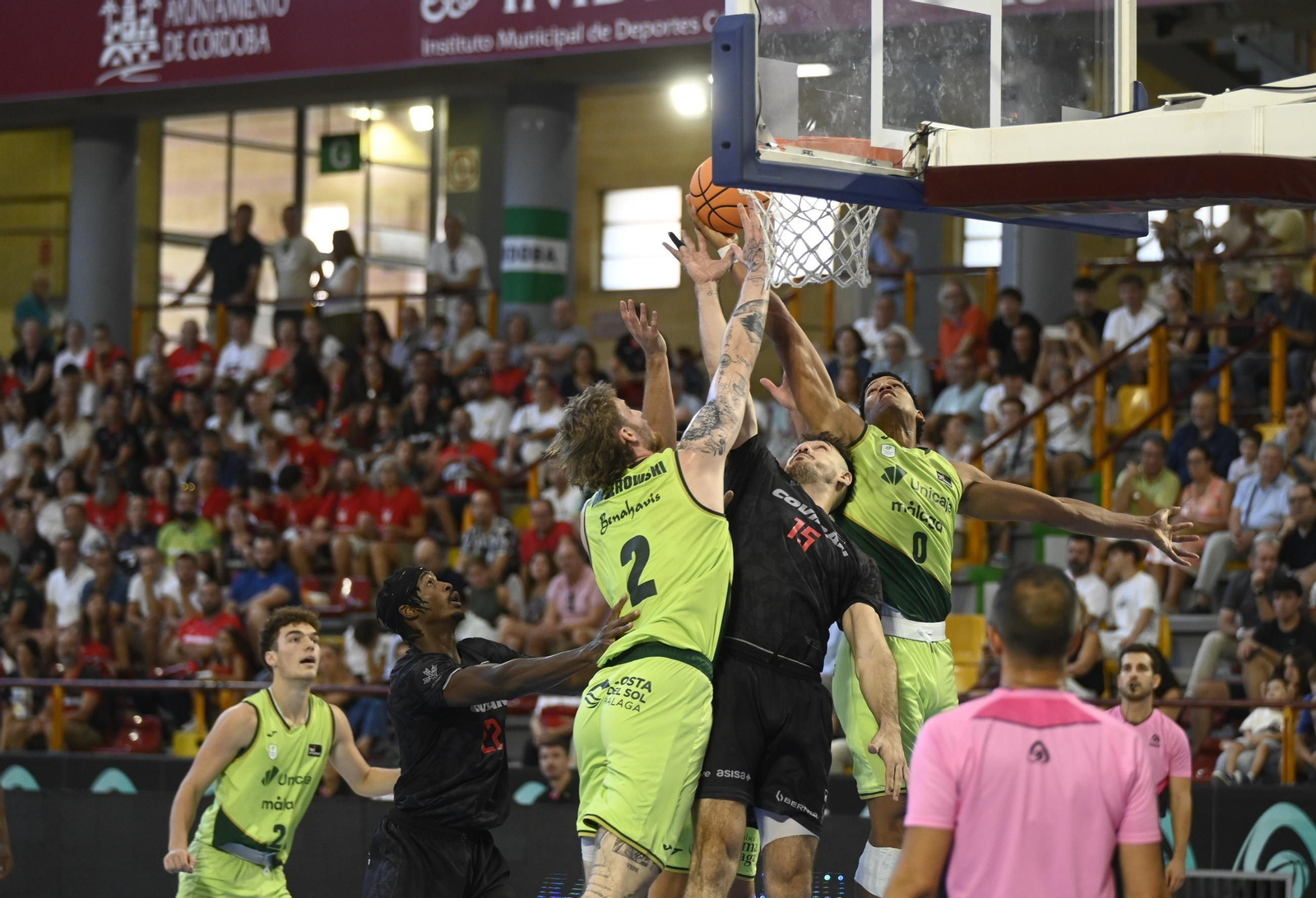 Las mejores fotos del ambiente en Vista Alegre para el Unicaja - Covirán Granada de la Copa de Andalucía de baloncesto