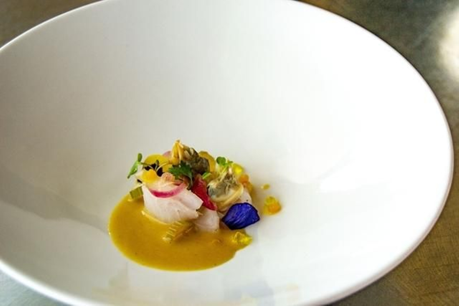 Uno de los aperitivos que Abades Triana ofrece: ceviche de merluza de Celeiro con almejas rubias de Villa de Arousa y helado de zanahoria con ají amarillo. Uno de los aperitivos que Abades Triana ofrece: ceviche de merluza de Celeiro con almejas rubias de Villa de Arousa y helado de zanahoria con ají amarillo.