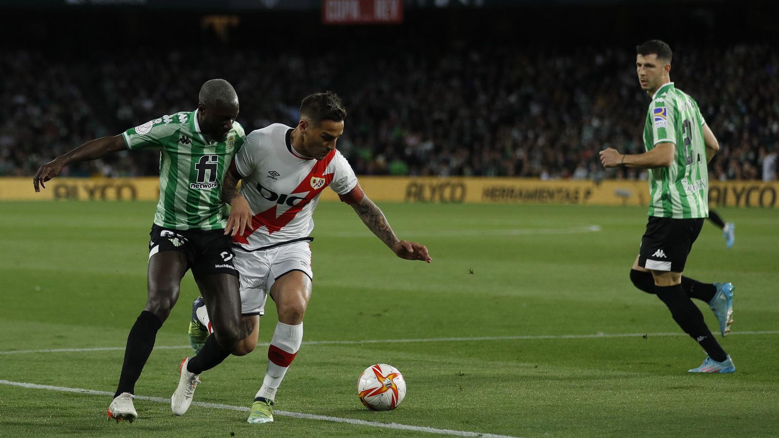 Sabaly aprieta a un rival en presencia de Guido Rodríguez.