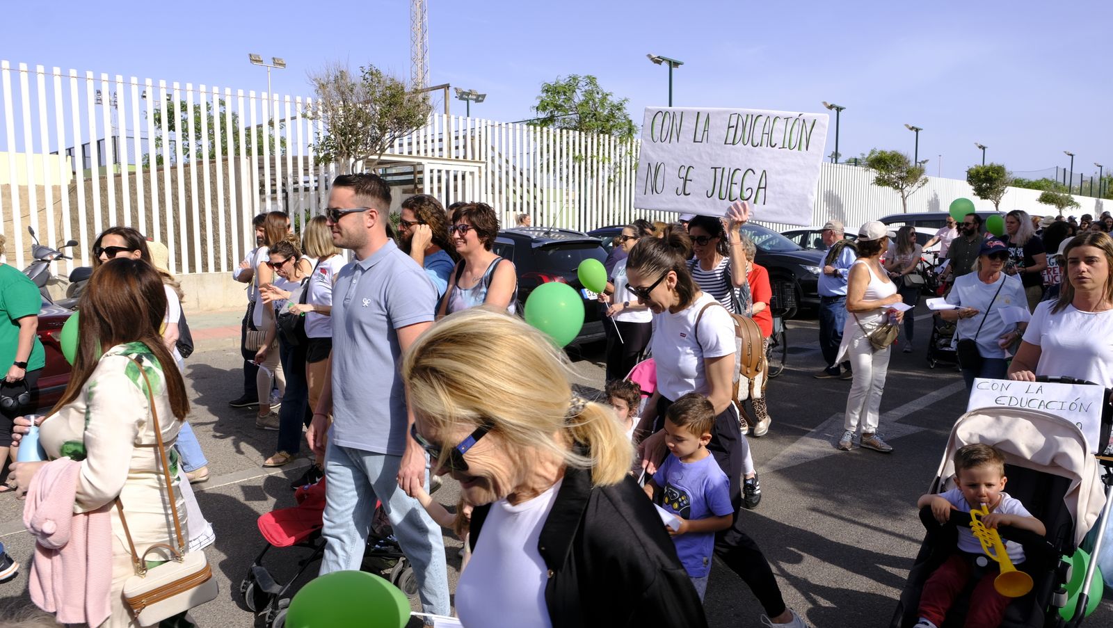 Imágenes de la manifestación de padres de la Vega de Acá solicitando un colegio nuevo