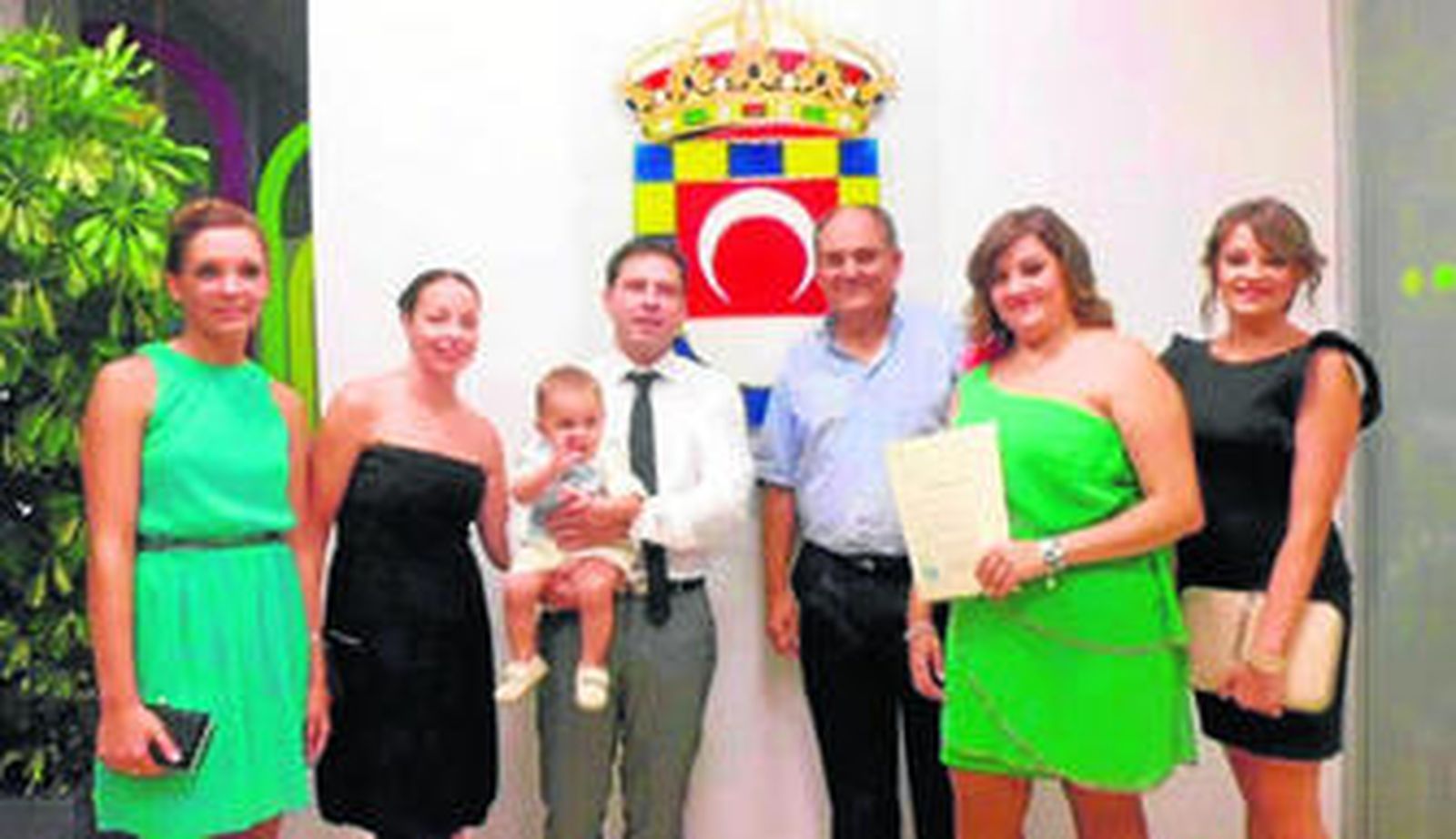 La familia de Yoel Hidalgo posa con el pequeño tras el acto civil.