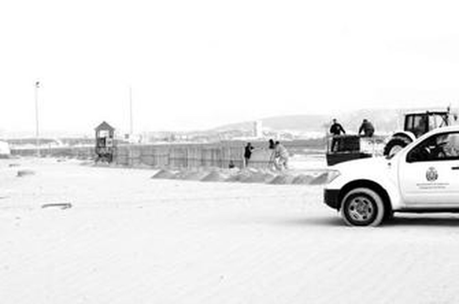 Imagen de los técnicos municipales de la concejalía de Playas instalando las vallas en el litoral de El Rinconcillo, ayer.