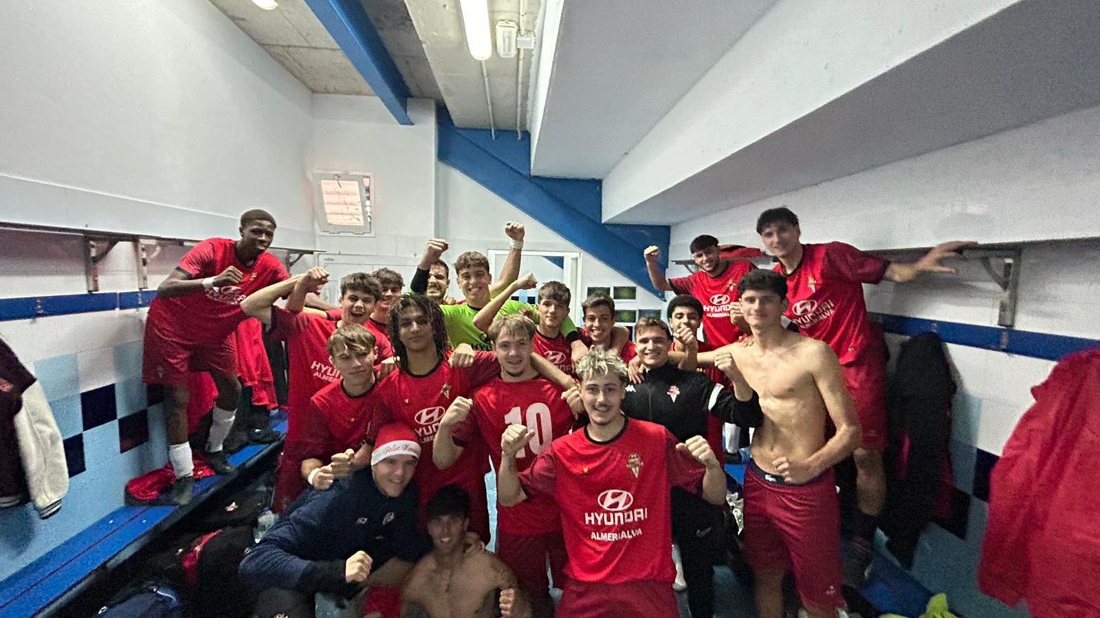 Los cañaeros celebran en su vestuario su victoria frente a la UD Melilla.