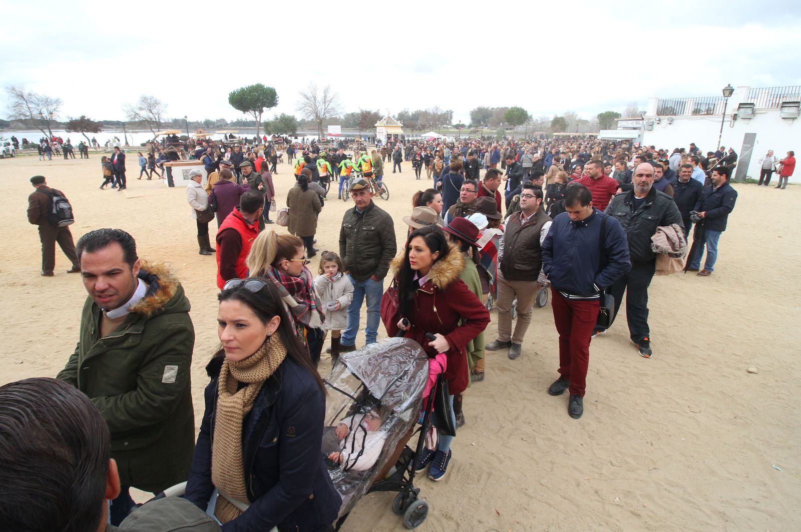 El Rocío celebra La Candelaria con la presentación de los niños a la Virgen, en imágenes