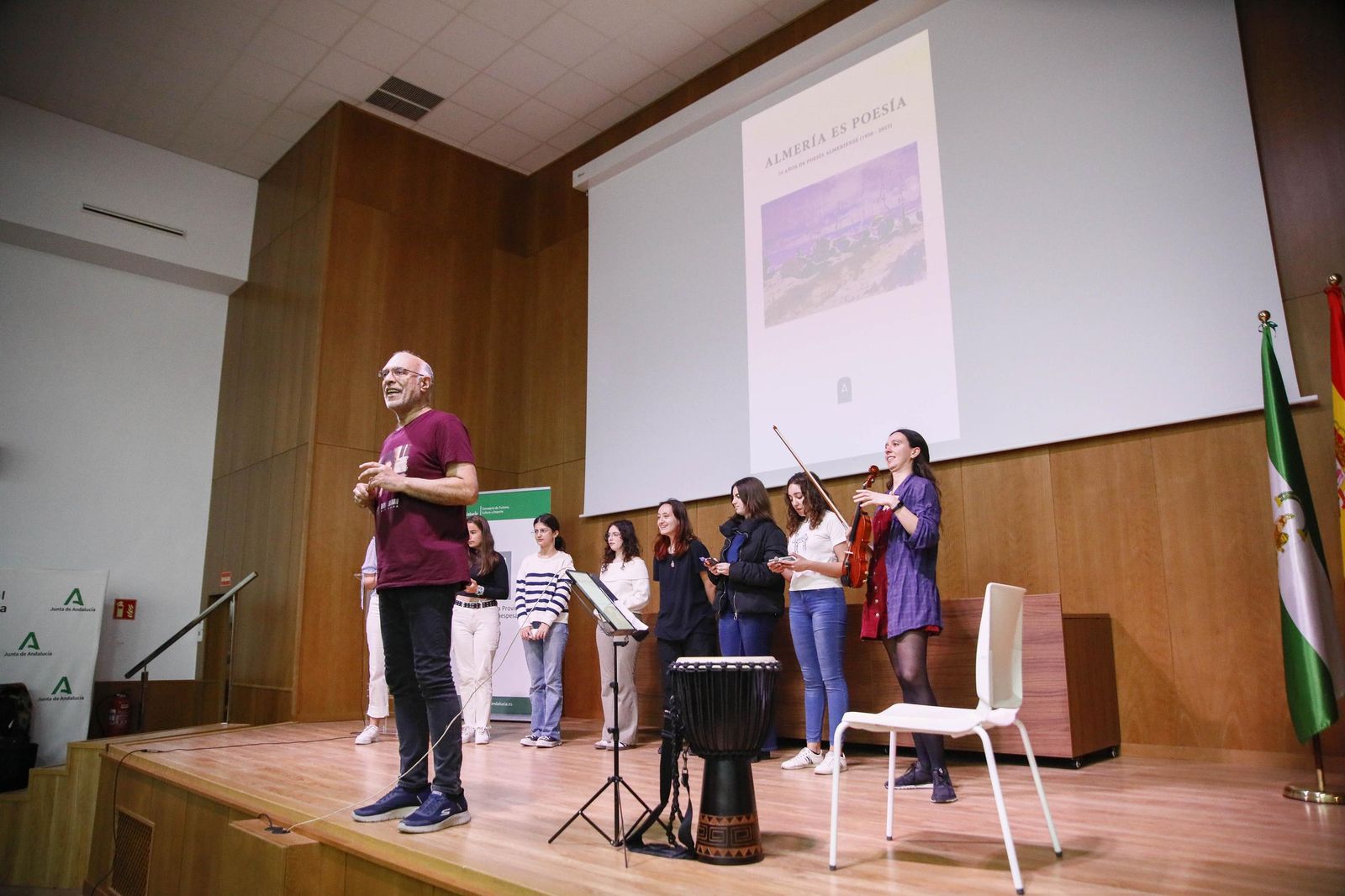Las imágenes de la presentación del libro "Almería es poesía" en la biblioteca Villaespesa de la ciudad de Almería