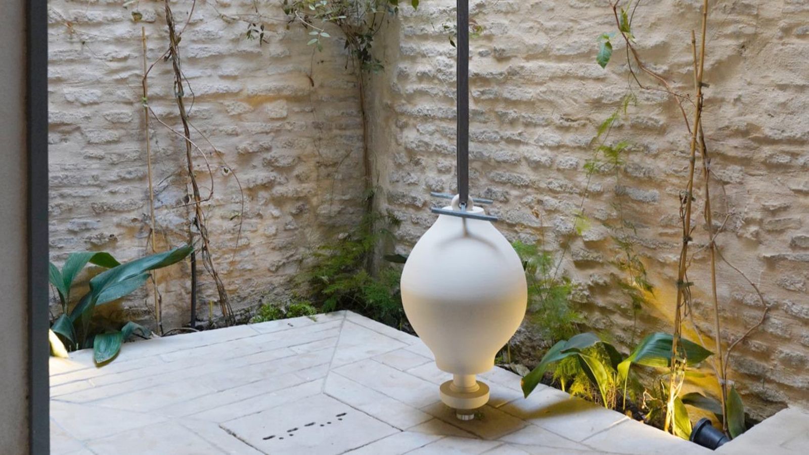 Pieza de cerámica pendida sobre una cincha industrial a pocos centímetros del suelo.