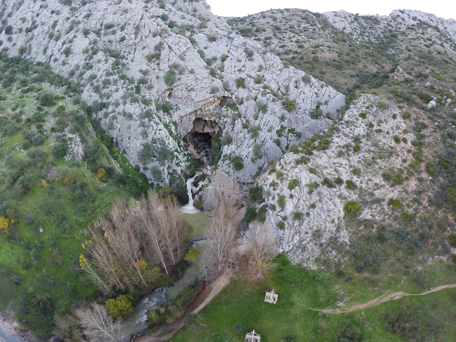 La cueva del Gato se muestra impresionante incluso a vista de dron.