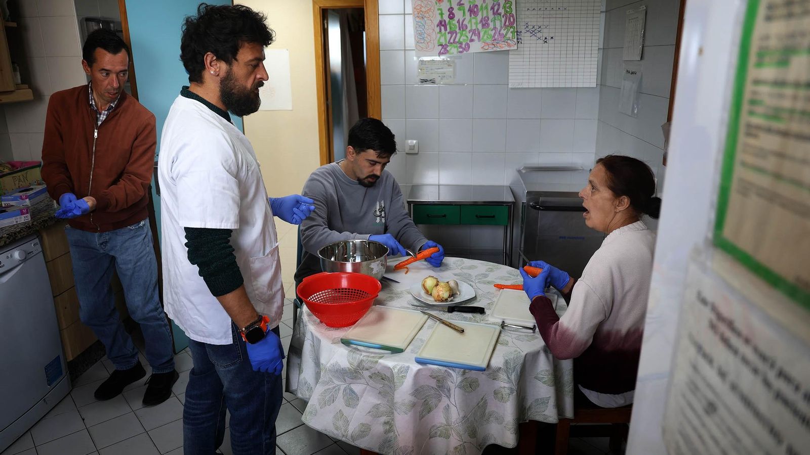 Varios pacientes de la Comunidad Terapéutica elaboran un menú. Varios pacientes de la Comunidad Terapéutica elaboran un menú.