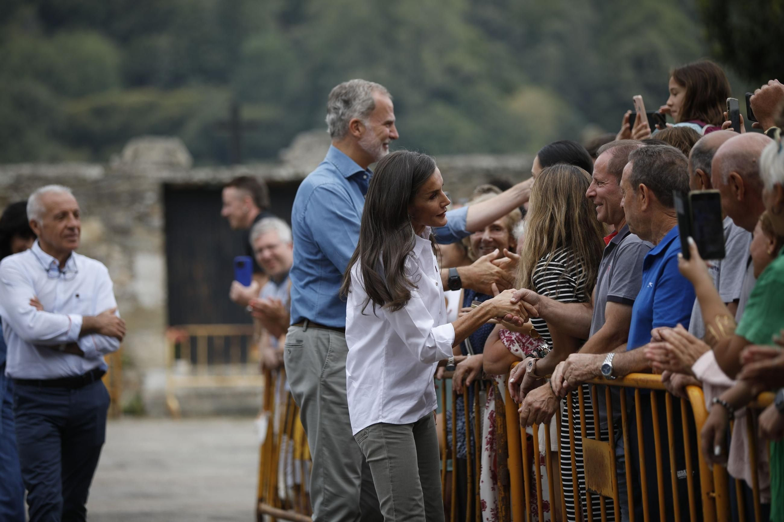 Las fotos de la visita de los Reyes a las zonas afectadas por los incendios en Sanabria y Las Médulas