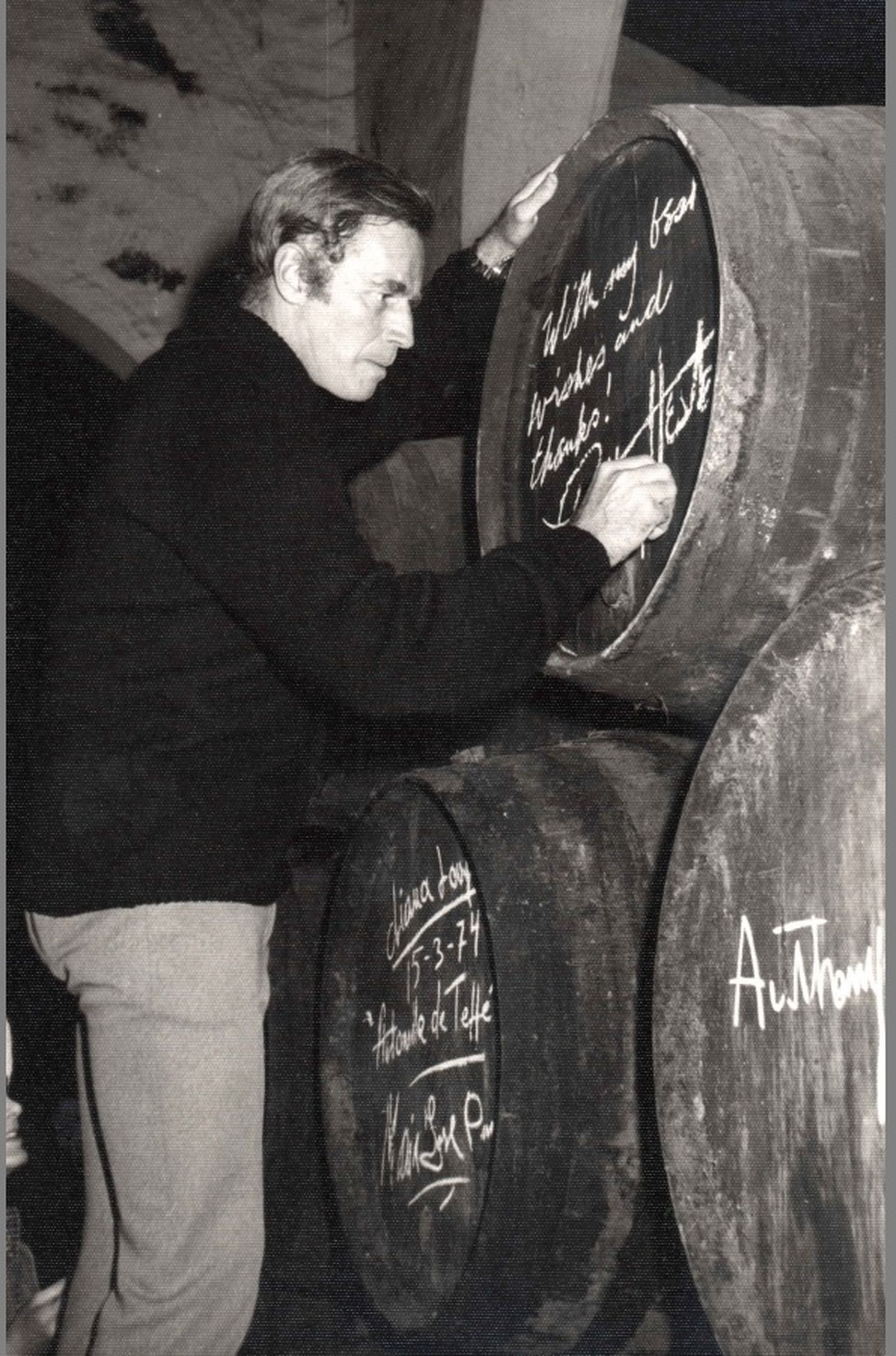 El actor Charlton Heston firma su bota en Domecq, 1975.