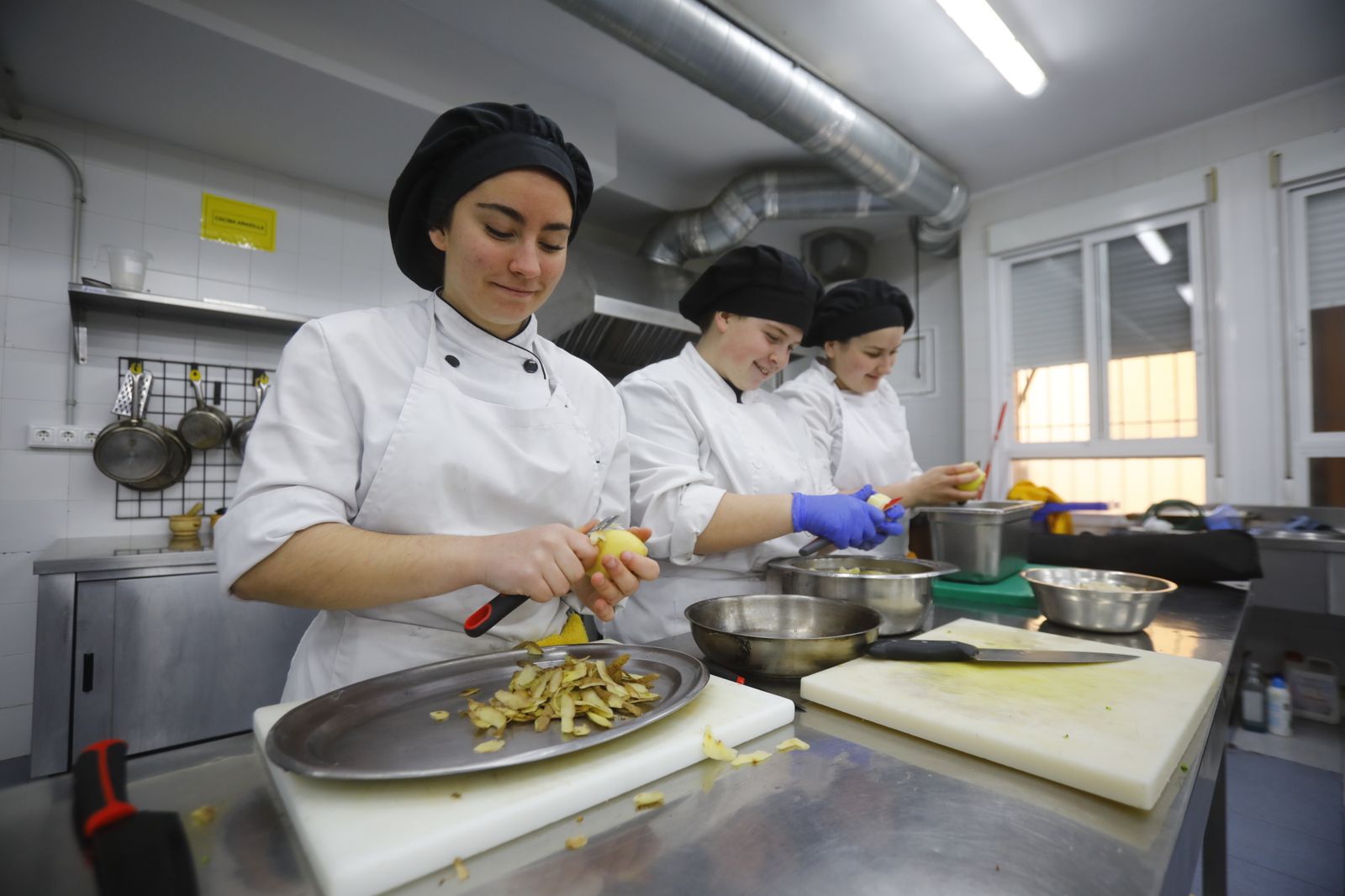 El restaurante y las cocinas del instituto Gran Capitán de Córdoba, en imágenes
