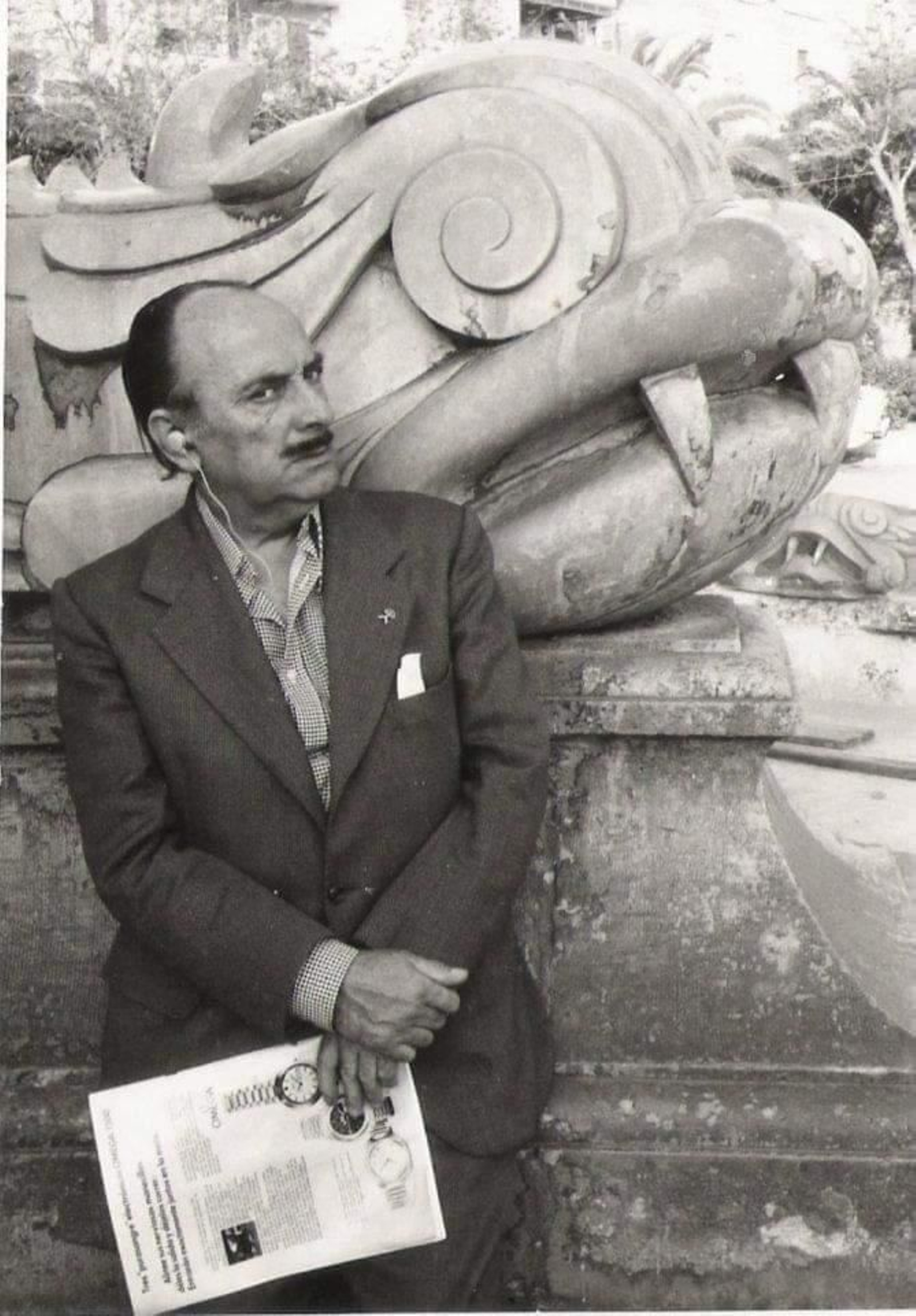 Perceval posando con la Fuente de los Peces