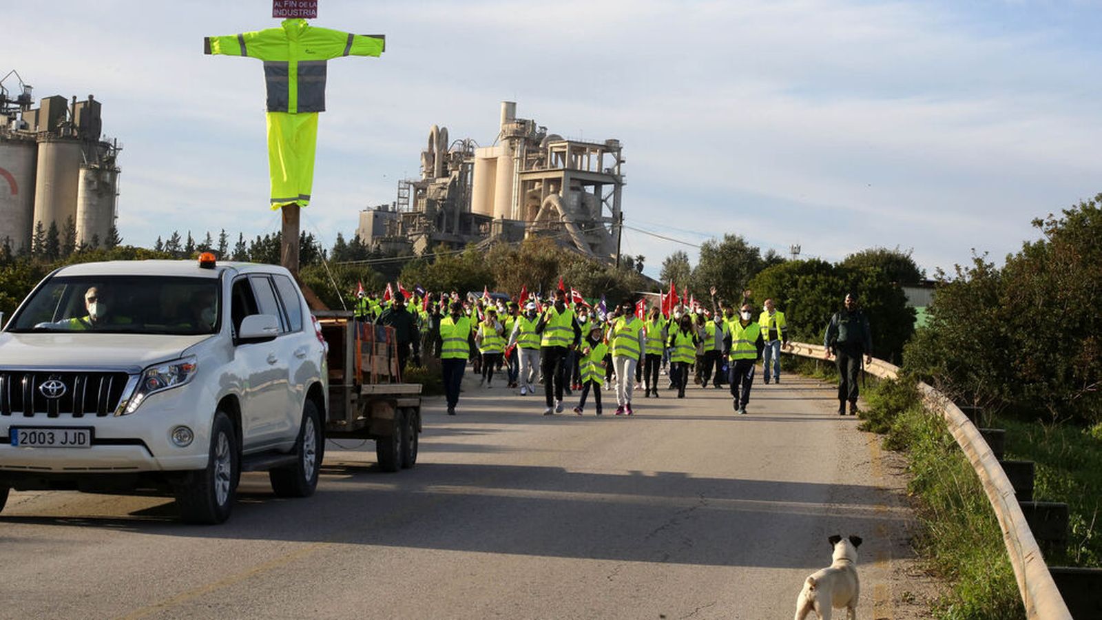 Inicio de la marcha a pie el sábado pasado de los trabajadores de la cementera desde la fábrica hasta Jerez  en rechazo al ERE.