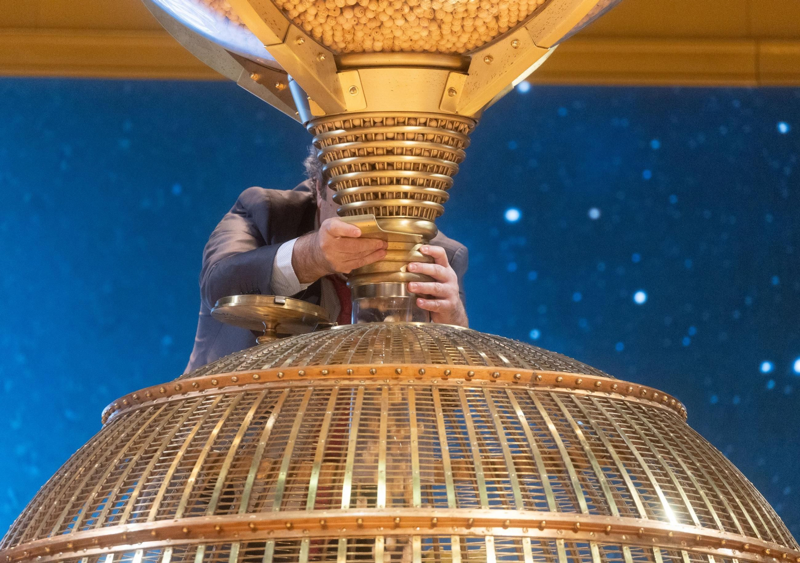 Las imágenes del comienzo del Sorteo Extraordinario de Navidad en el Teatro Real