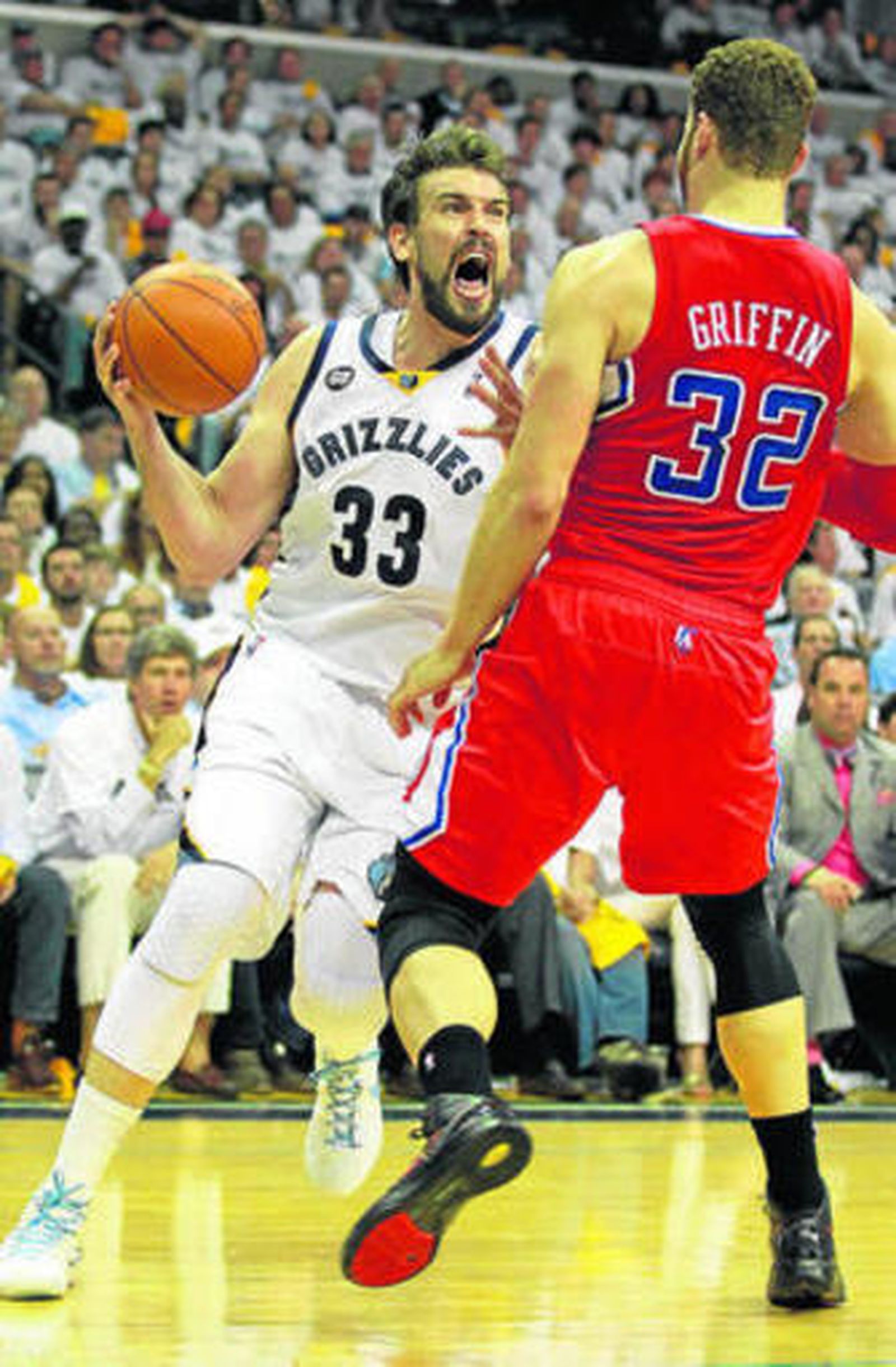 Marc Gasol, héroe del partido, defendido por Griffin.