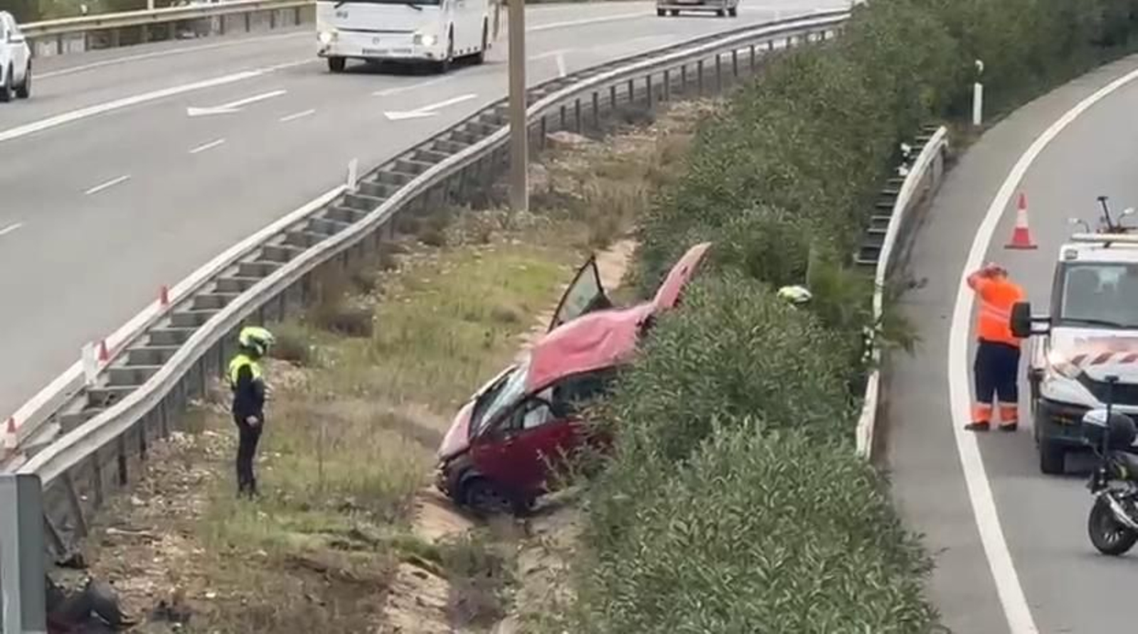 Coche vuelca en la H-31.