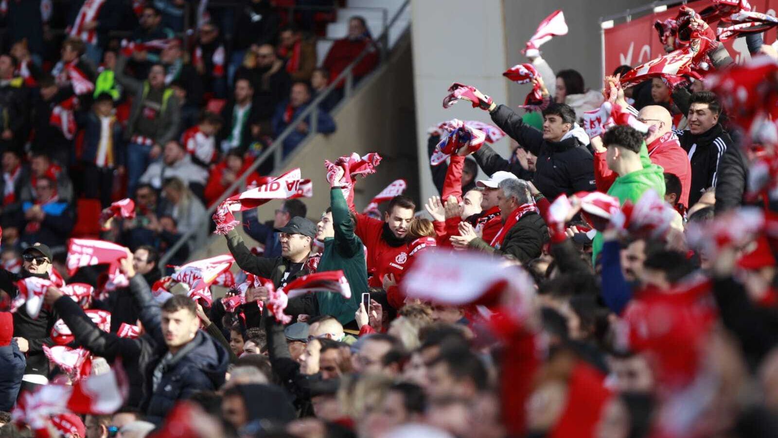 Las aficiones se mezclaron en las gradas en un gran ambiente de fútbol