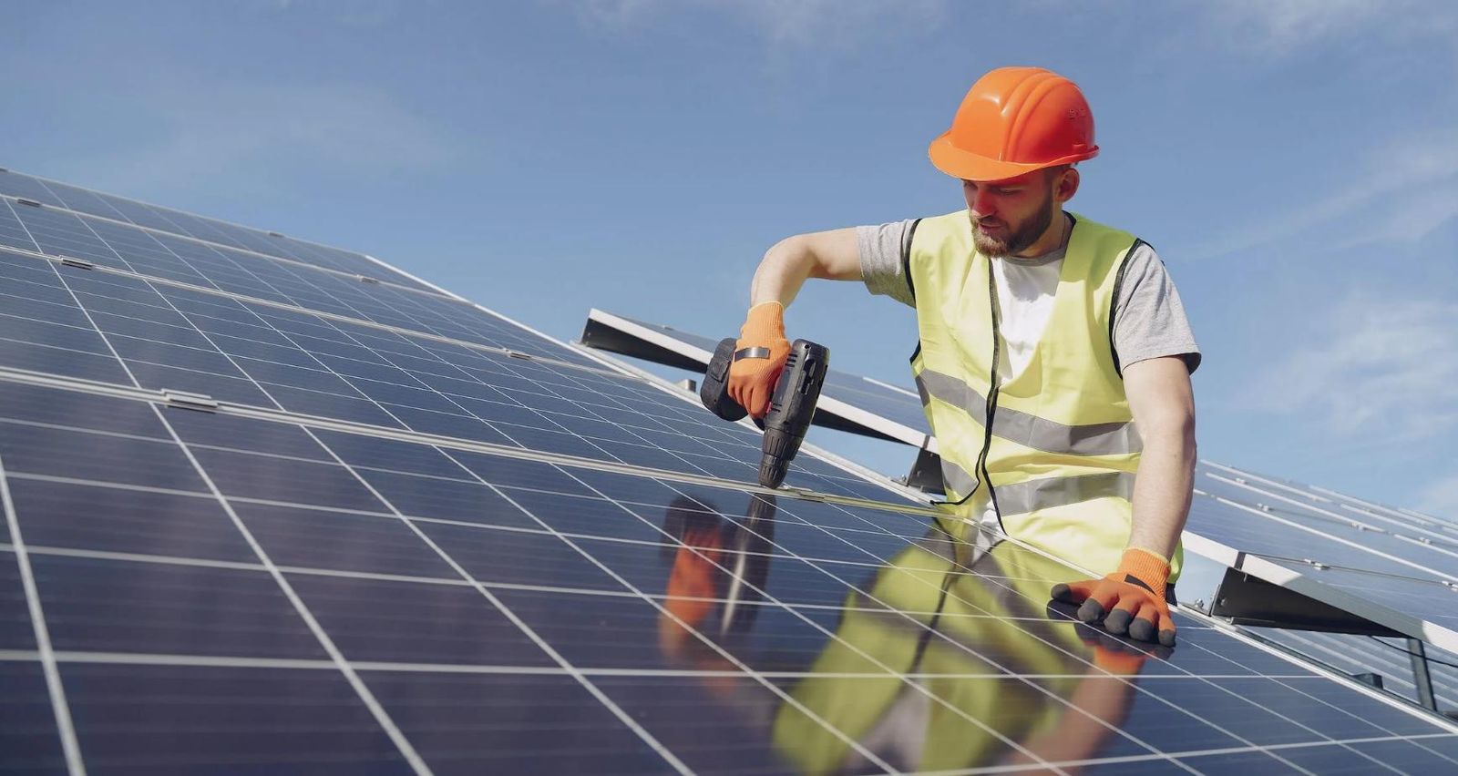 Las ventajas del autoconsumo solar y de elegir la mejor tarifa de luz para pymes y autónomos