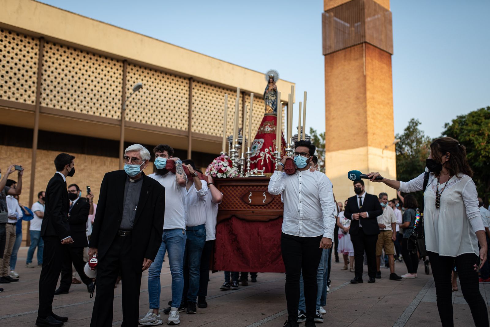 La procesión de la Virgen del Pilar por la Hispanidad en imágenes