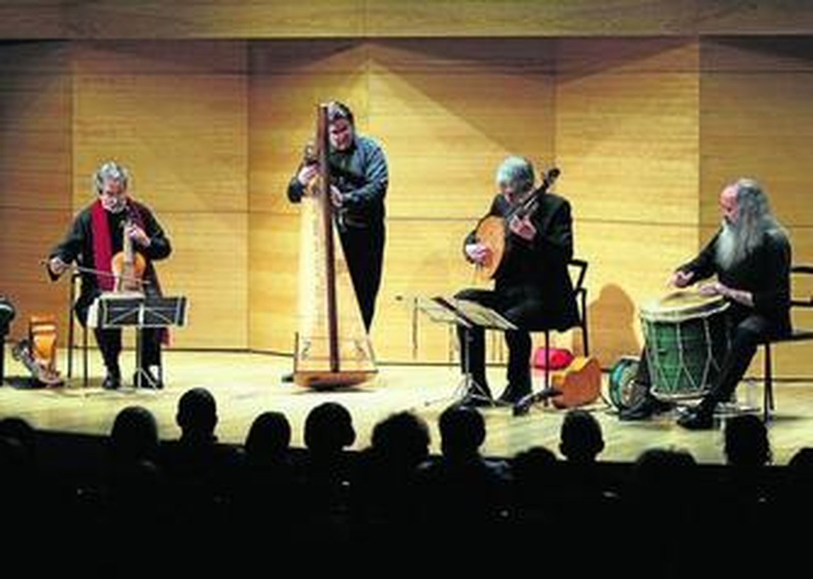 Jordi Savall y Hespèrion XXI actuaron ayer en la Sala Joaquín Turina del Centro Cultural Cajasol.