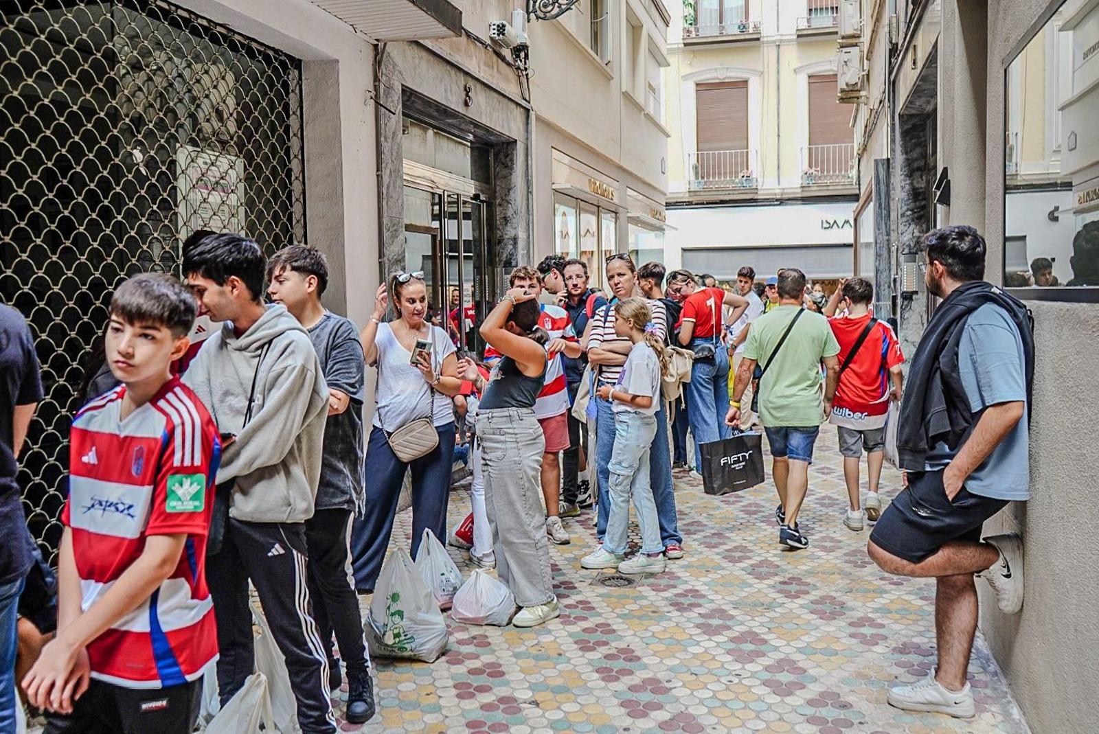 Saiko forma colas de solidaridad en Granada: las imágenes