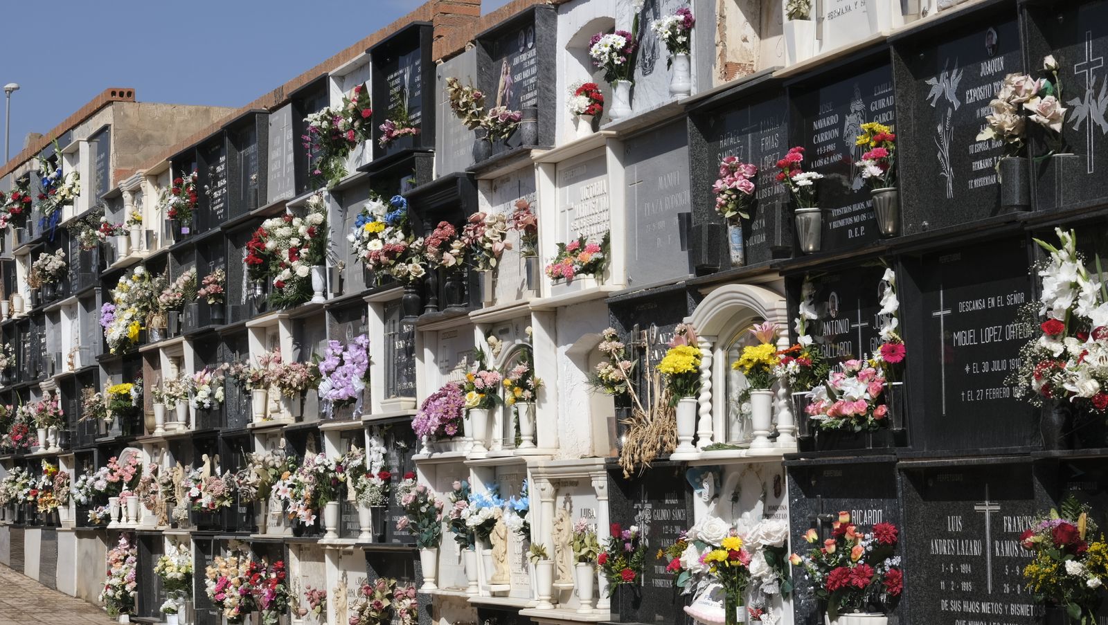 Imágenes del Día de Todos los Santos en el Cementerio de San José de Almería