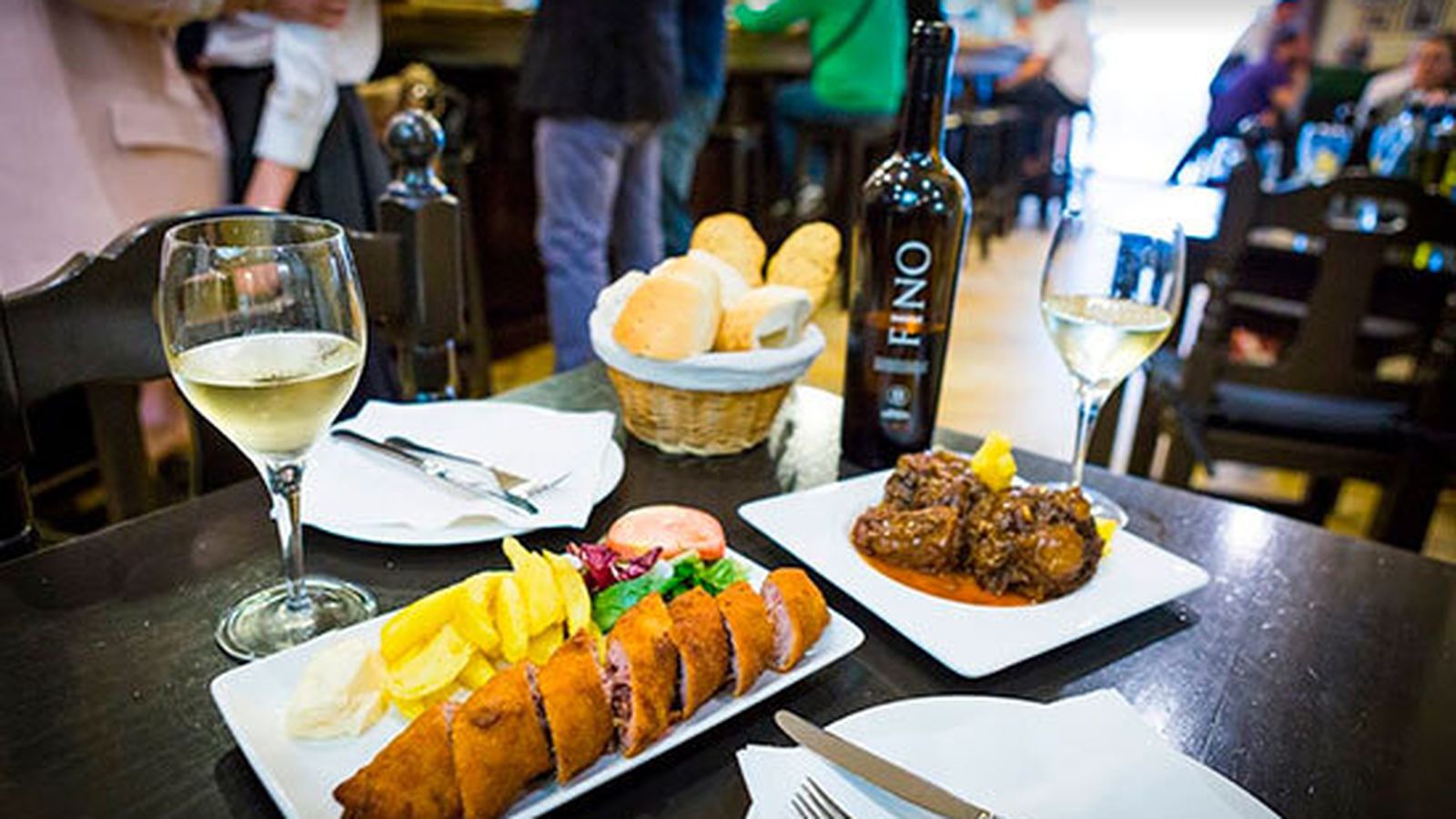 El flamenquín, el rabo de toro a la cordobesa y el vino de la tierra son tres de los buques insignia de Bodegas Mezquita