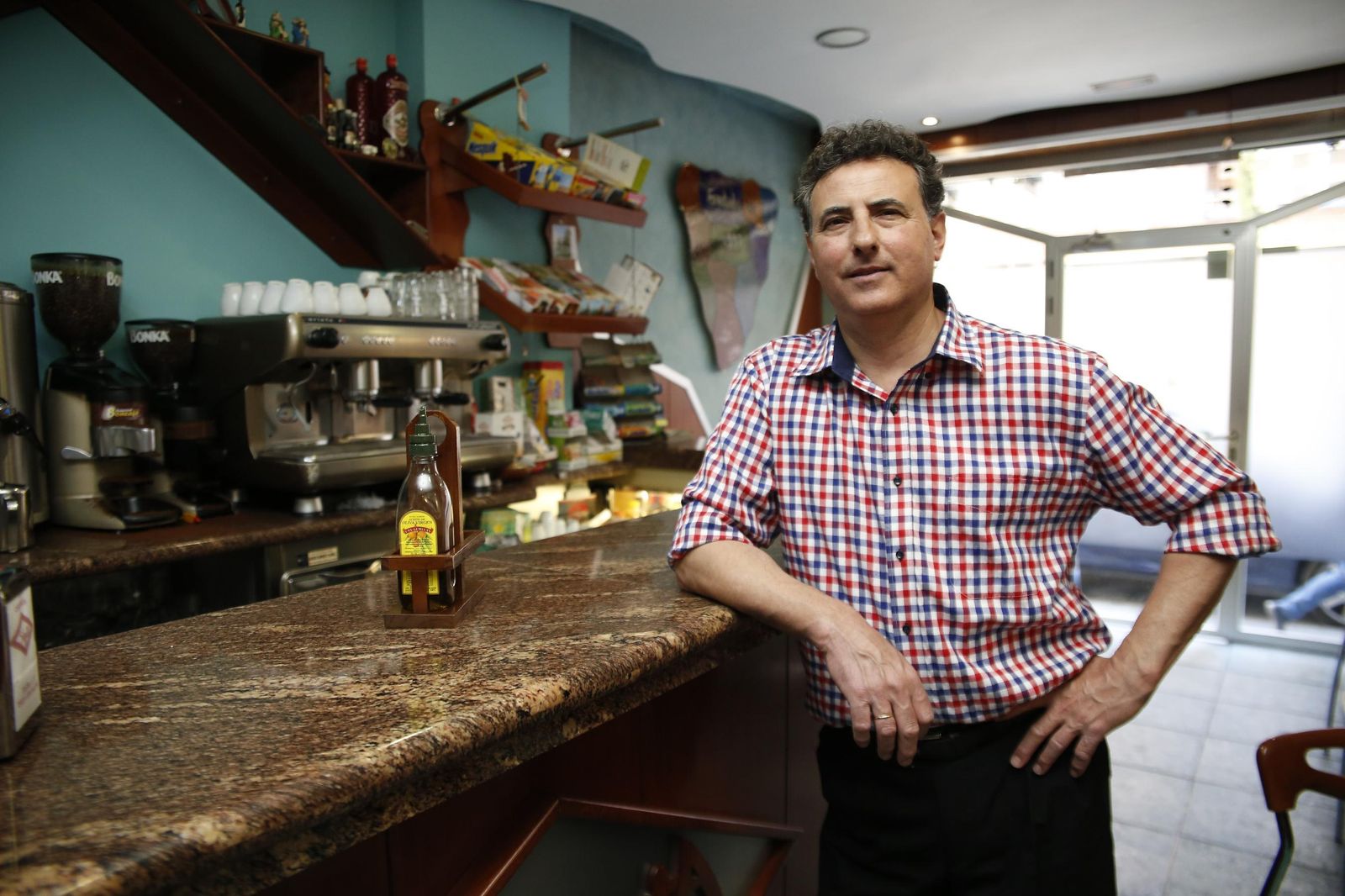 Luis Lechuga, propietario de la cafetería situada en el barrio de la Chana.