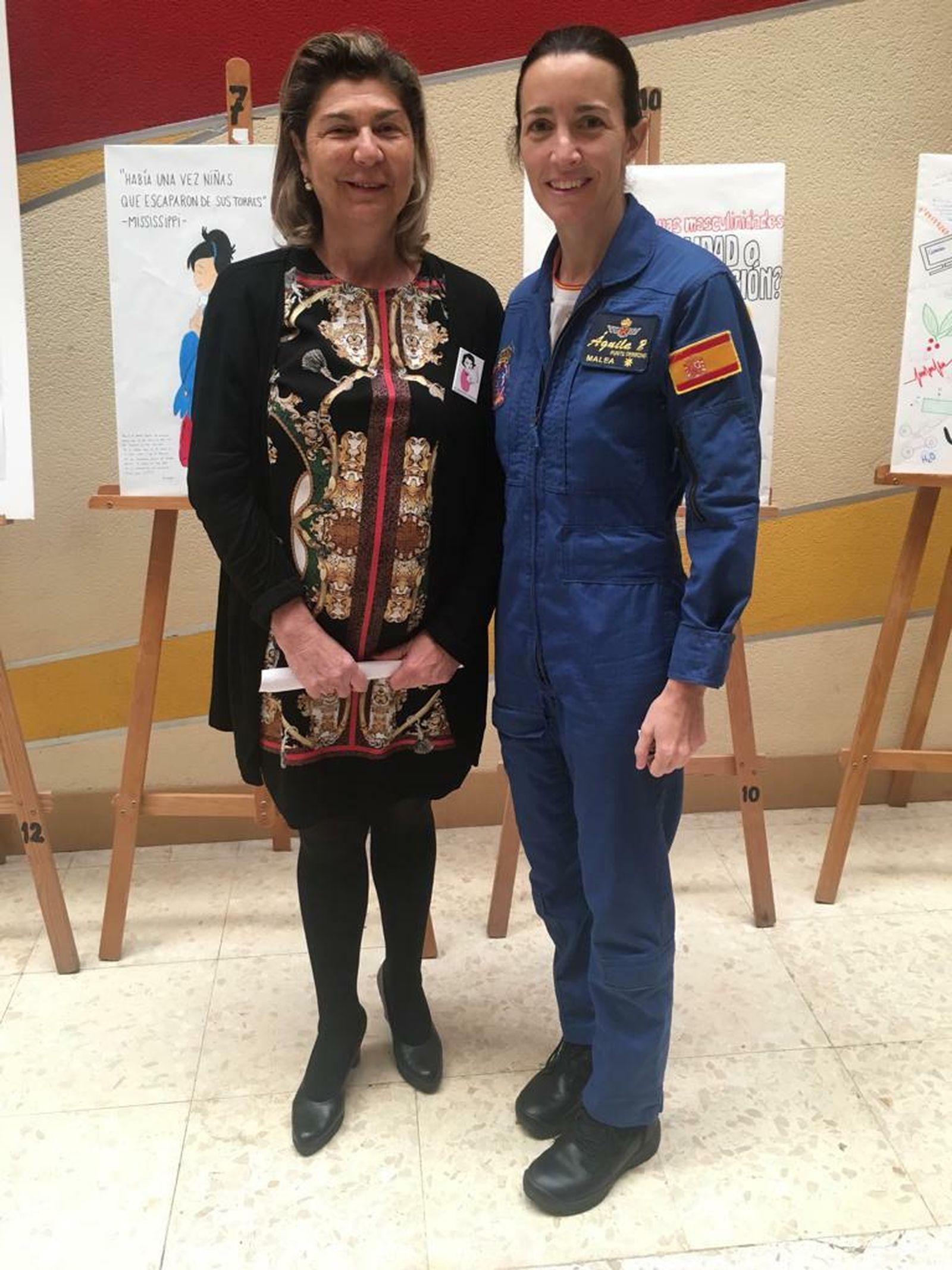 Rafaela Abad junto a la piloto Rosa García Malea López.