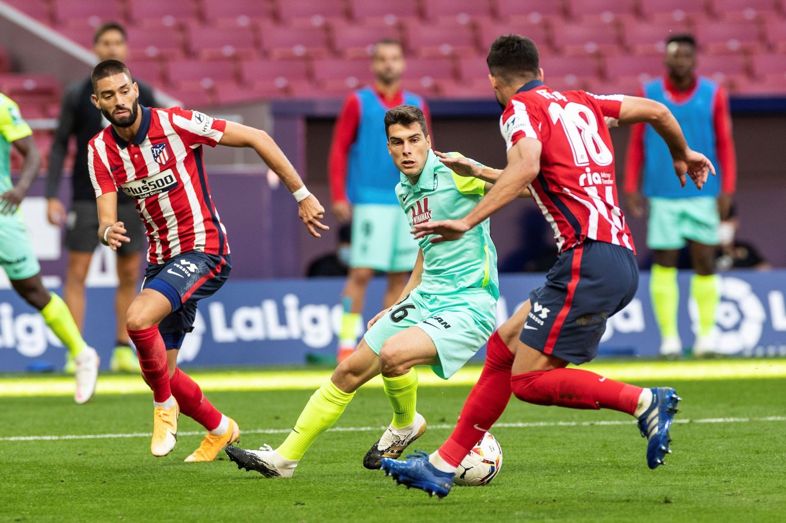 Soro controla el balón entre Felipe y Carrasco