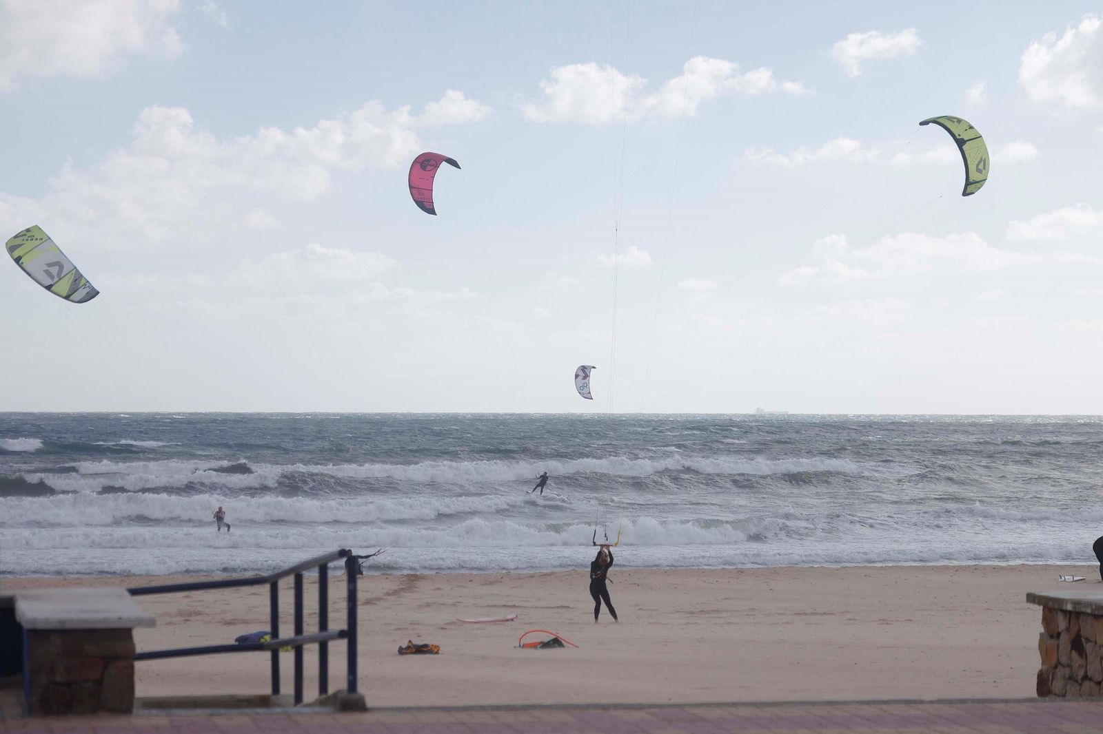 Deportistas practican kite en Tarifa durante el último temporal.