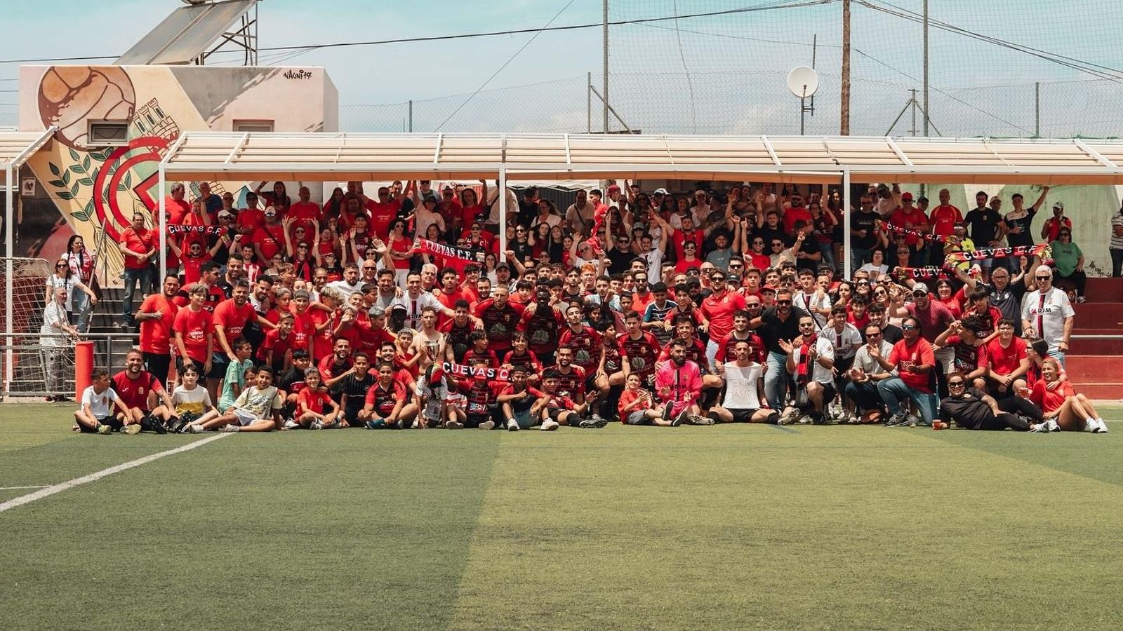 Los jugadores del Cuevas posan junto a su afición tras lograr el pase a la final del play off de ascenso.