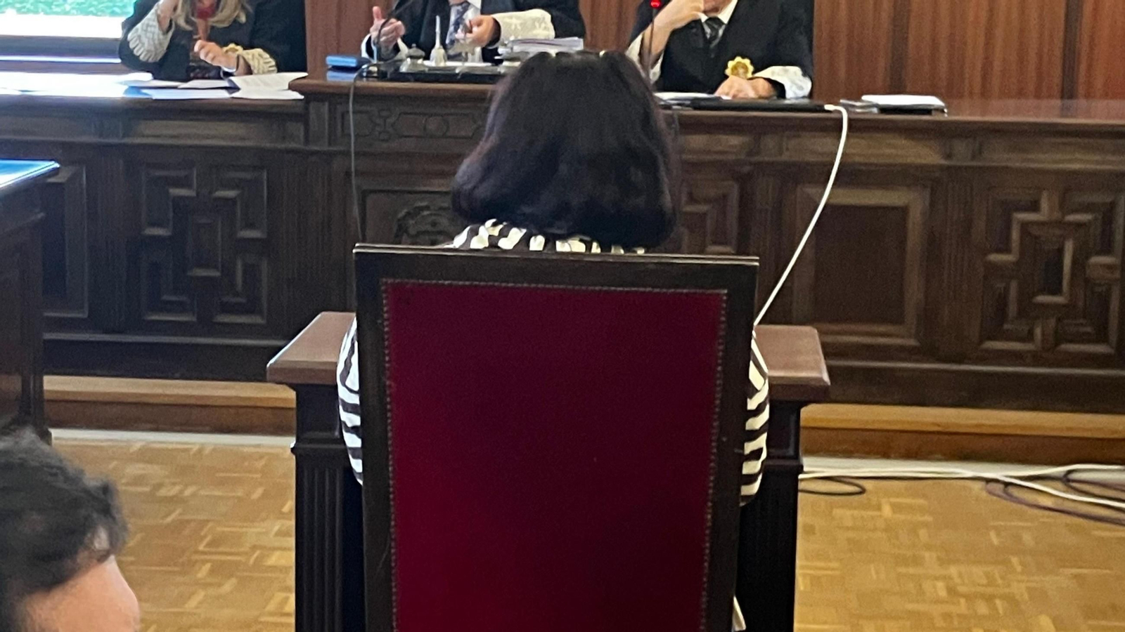 La madre biológica de la niña, este lunes en la primera sesión del juicio.