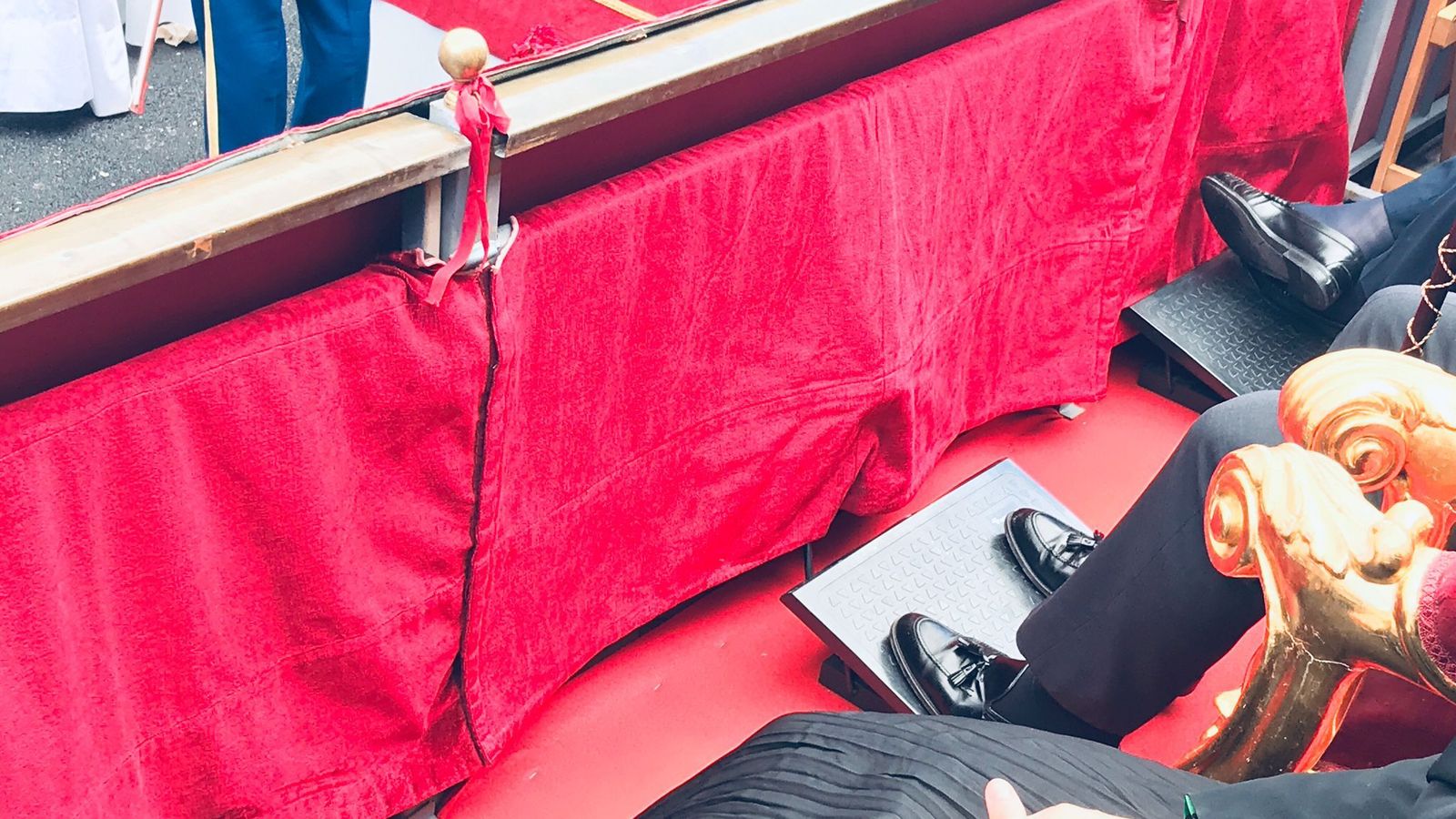 Los reposapiés de los ediles que ejercen la presidencia en la Plaza de San Francisco