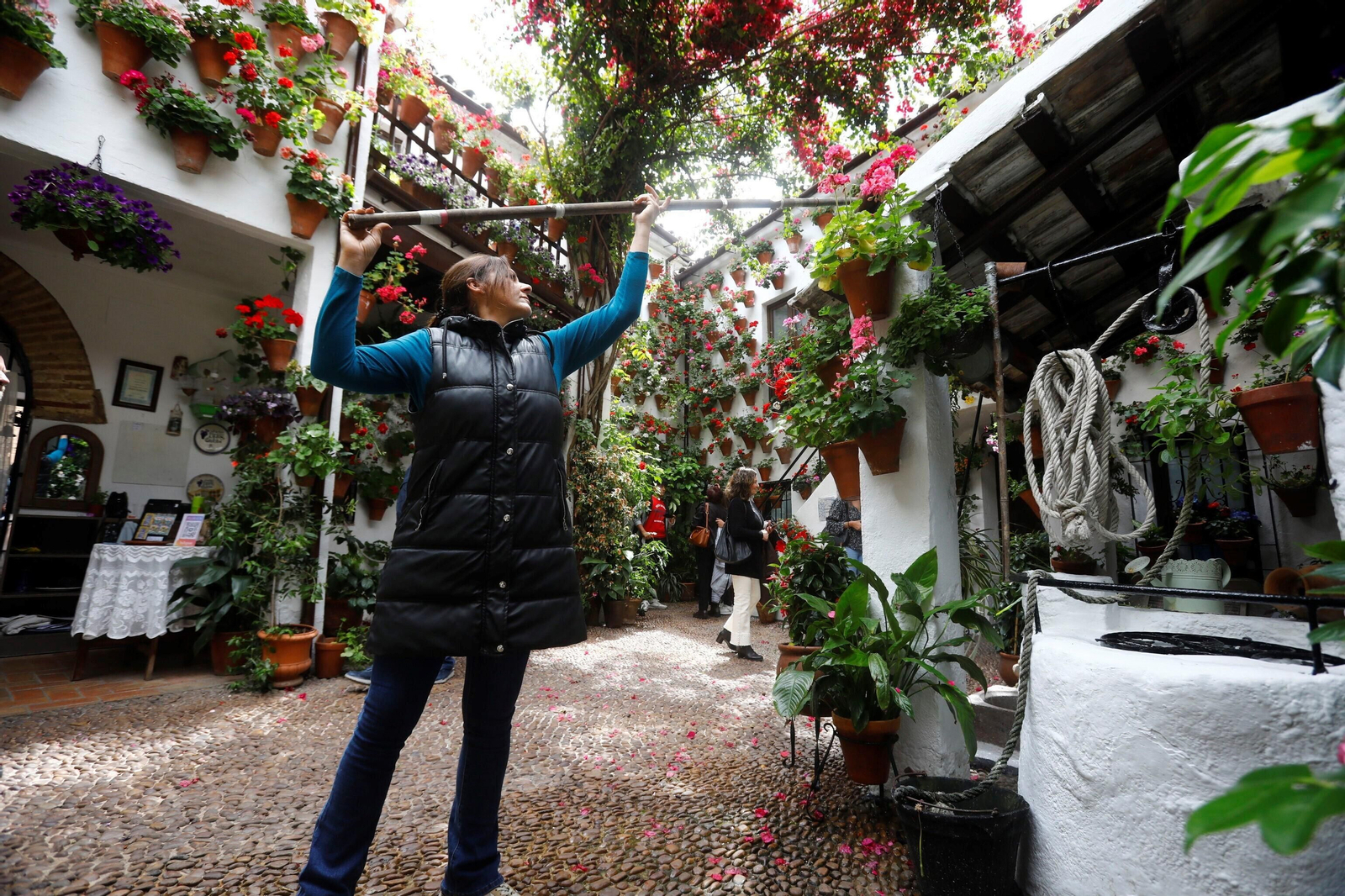 Los últimos preparativos en los Patios de Córdoba para el concurso, en imágenes