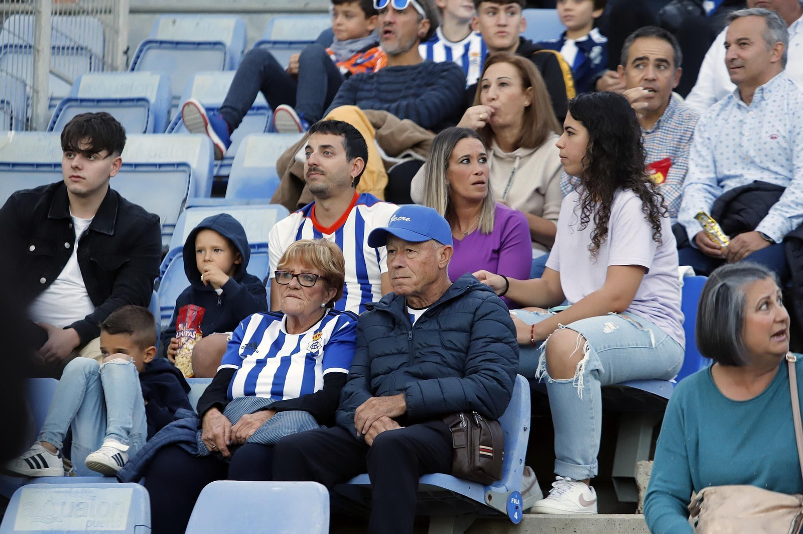 Gran ambiente en las gradas del Nuevo Colombino para el Recre-At Sanluqueño, en imágenes
