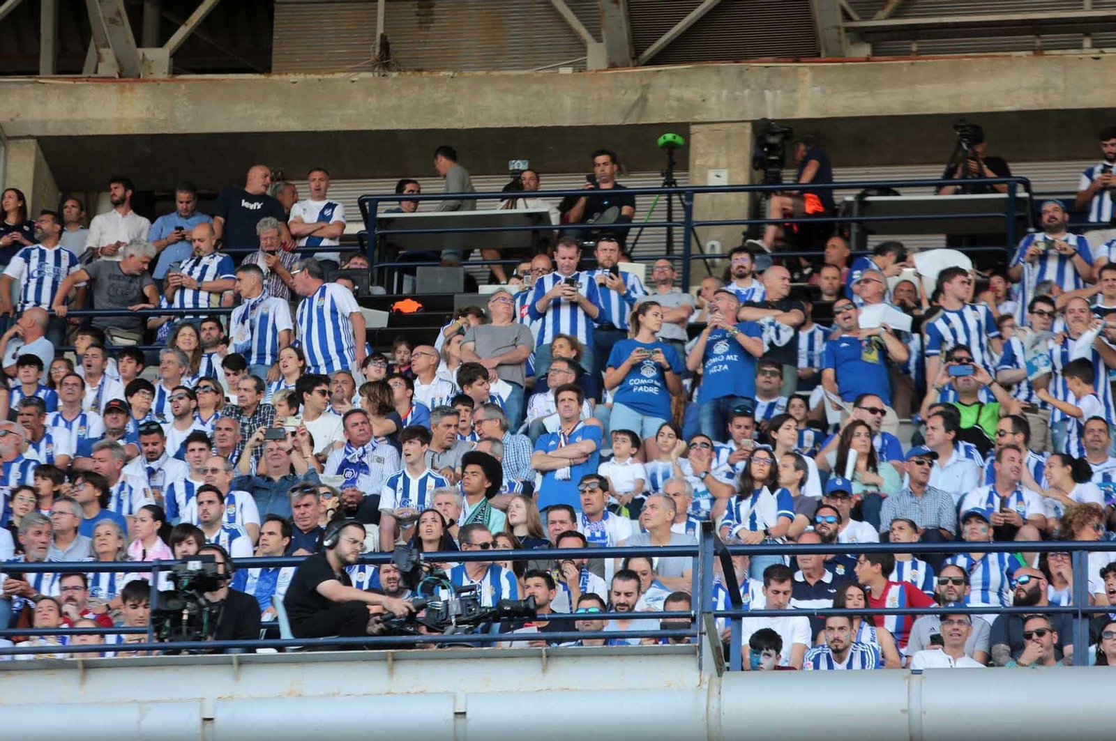 Imágenes del gran ambiente en el Nuevo Colombino en el ascenso del Recre
